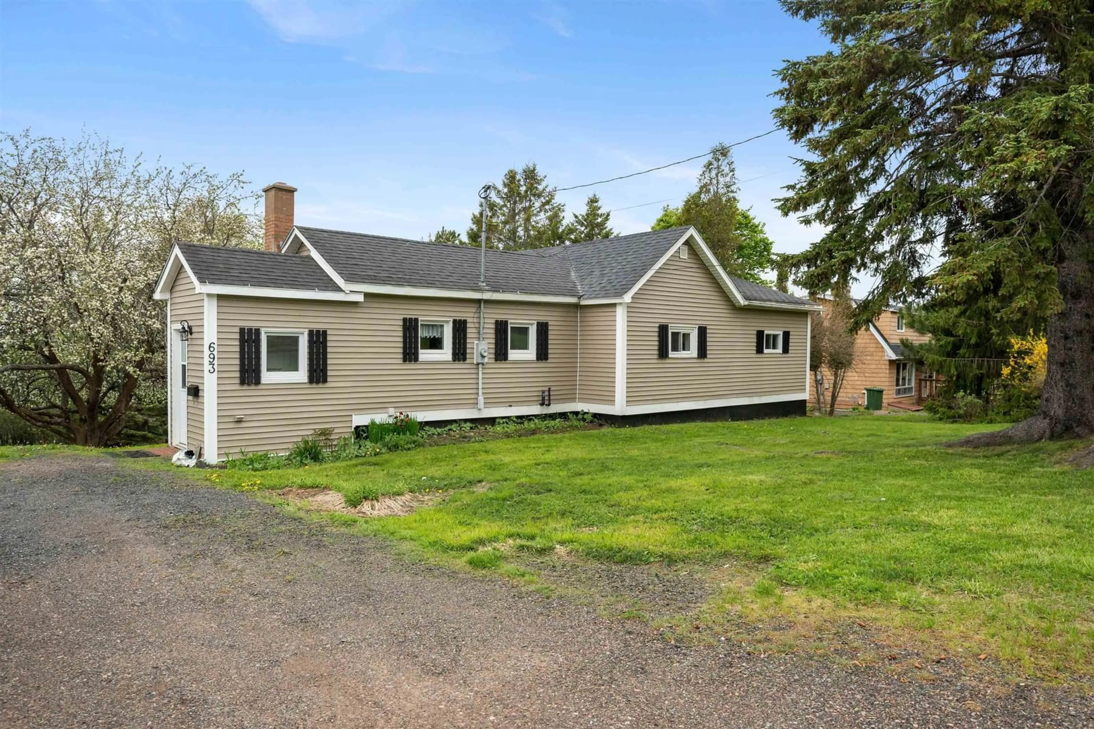 Home with vinyl exterior material, street for 693 Lorne St, New Glasgow Nova Scotia B2H 4L5