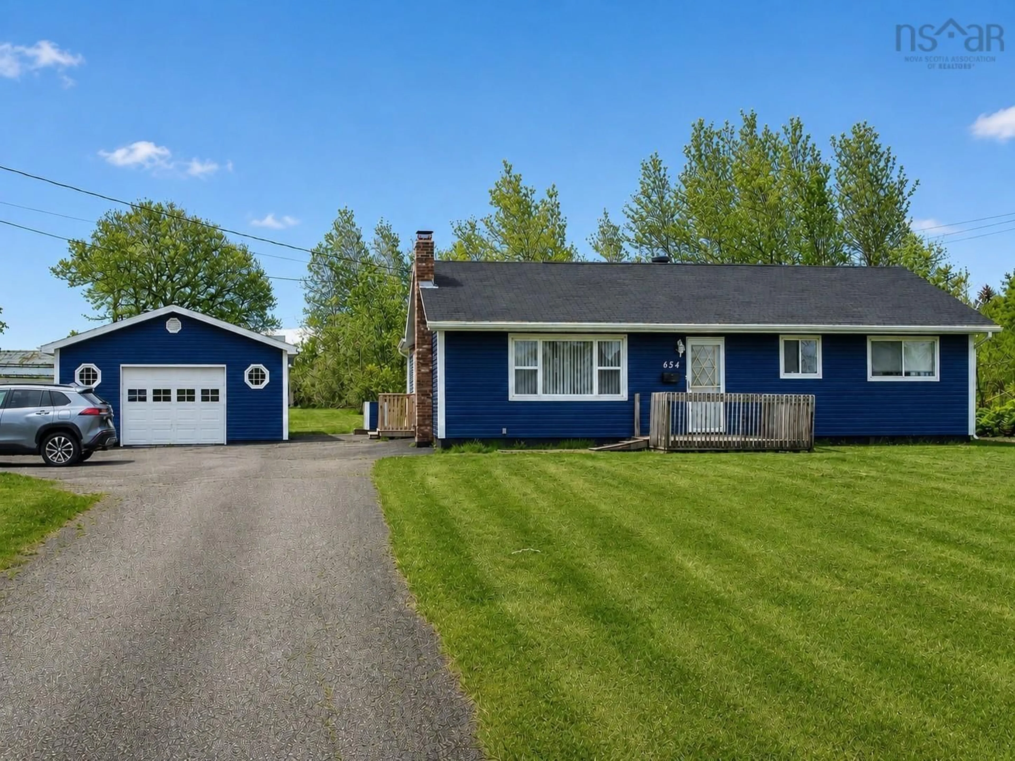 Home with vinyl exterior material, street for 654 Mahon St, New Waterford Nova Scotia B1H 3K3