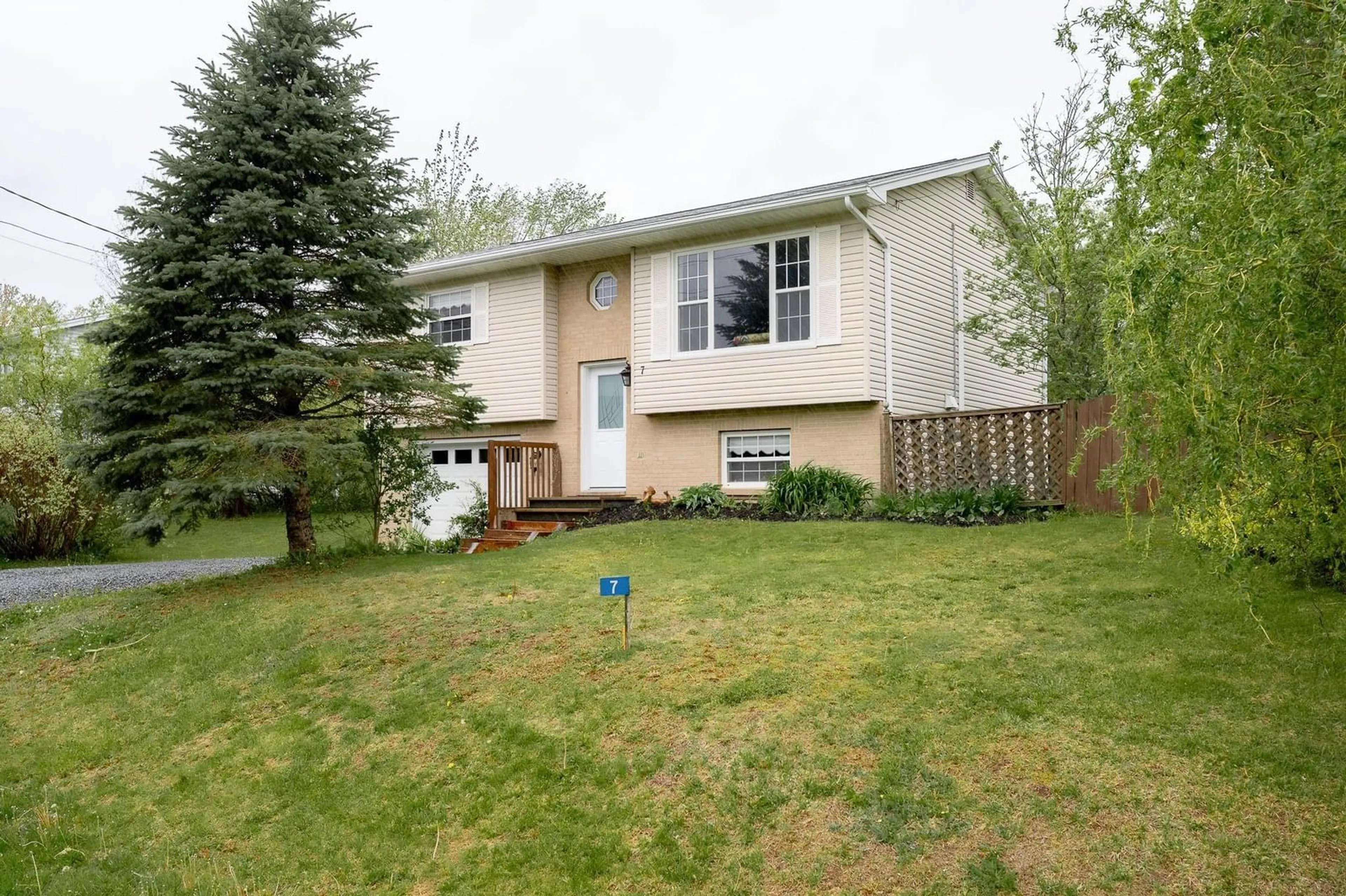 Home with vinyl exterior material, street for 7 Daun Ave, Enfield Nova Scotia B2T 1J7
