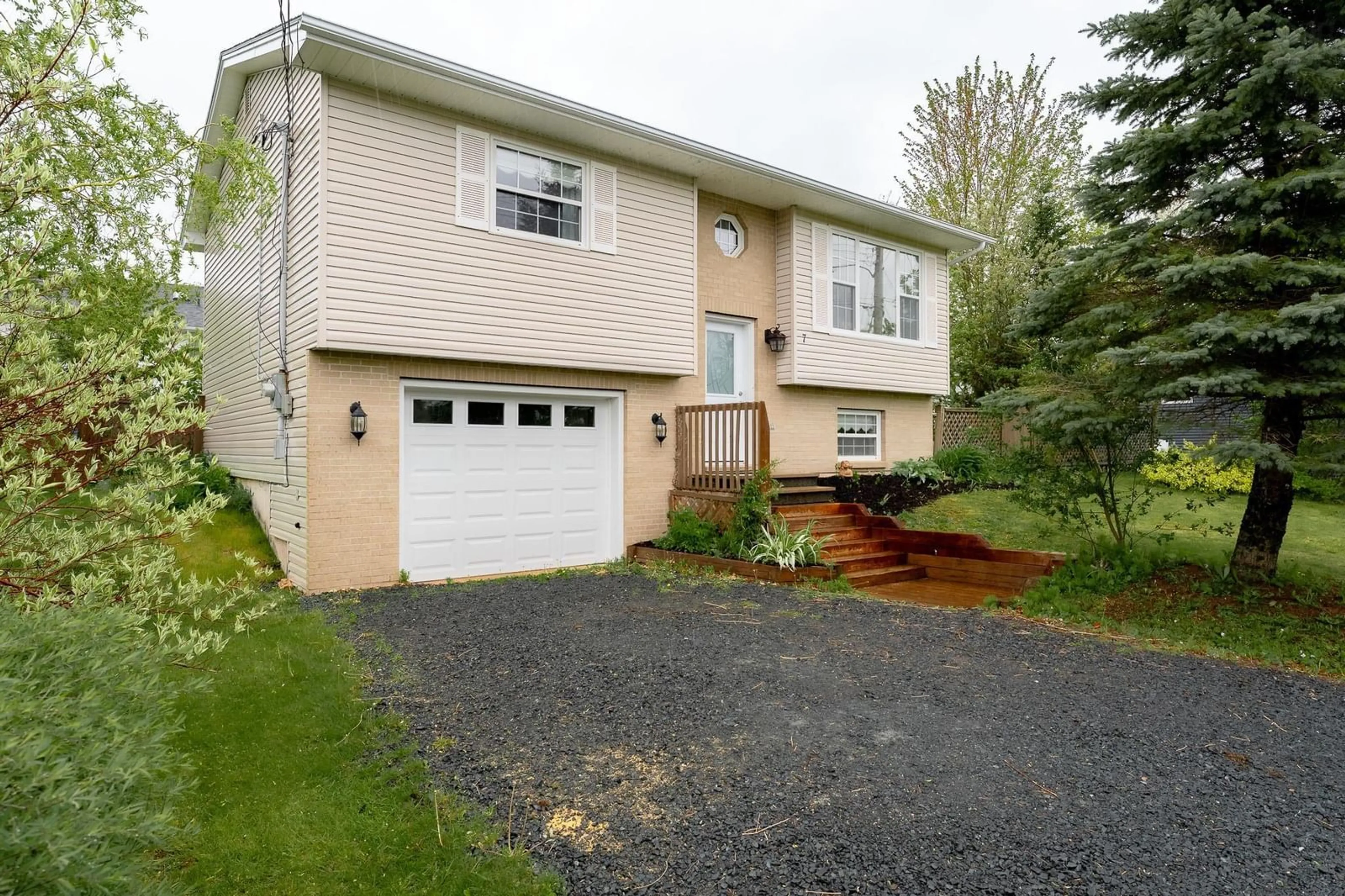 Home with vinyl exterior material, street for 7 Daun Ave, Enfield Nova Scotia B2T 1J7