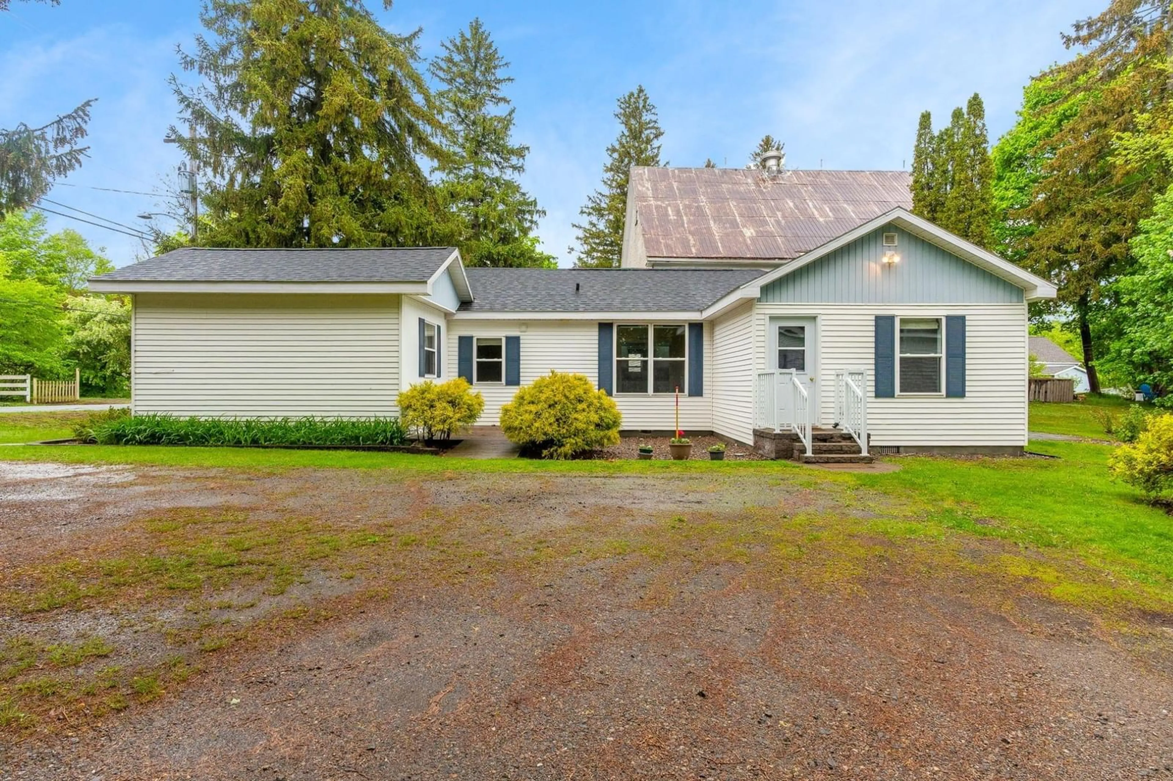 Home with vinyl exterior material, street for 1140 Maple Avenue, Aylesford Nova Scotia B0P 1C0