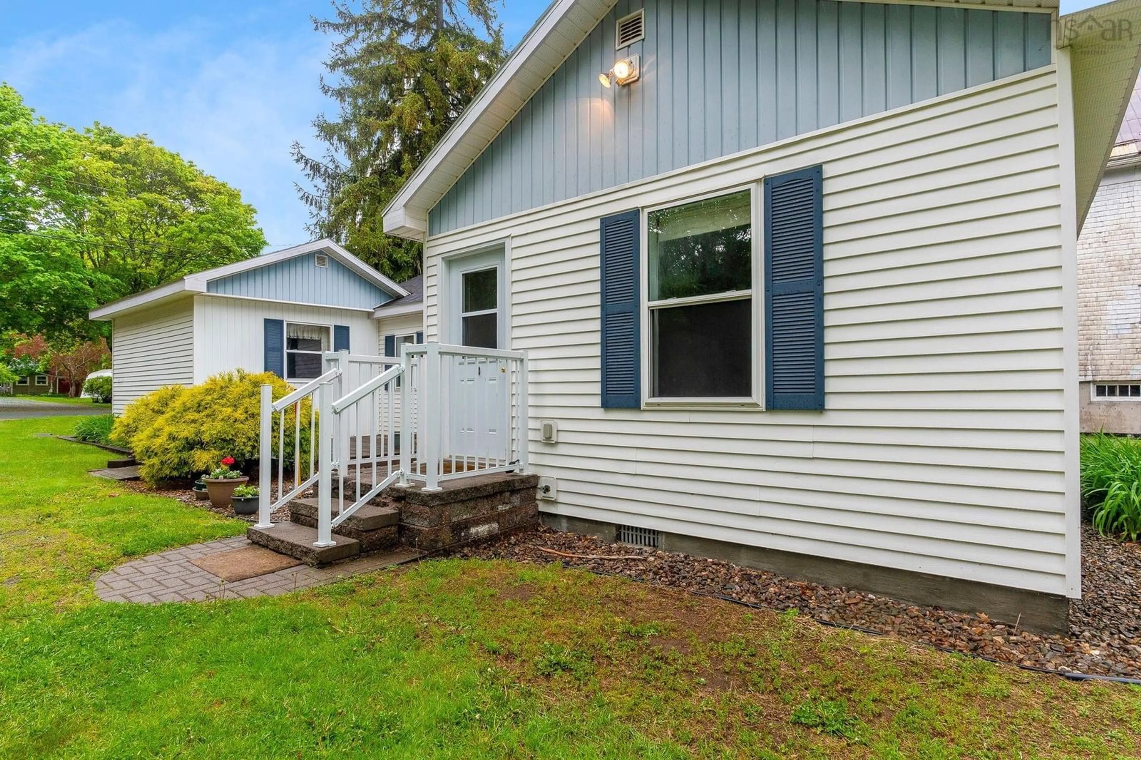 Home with vinyl exterior material, street for 1140 Maple Avenue, Aylesford Nova Scotia B0P 1C0