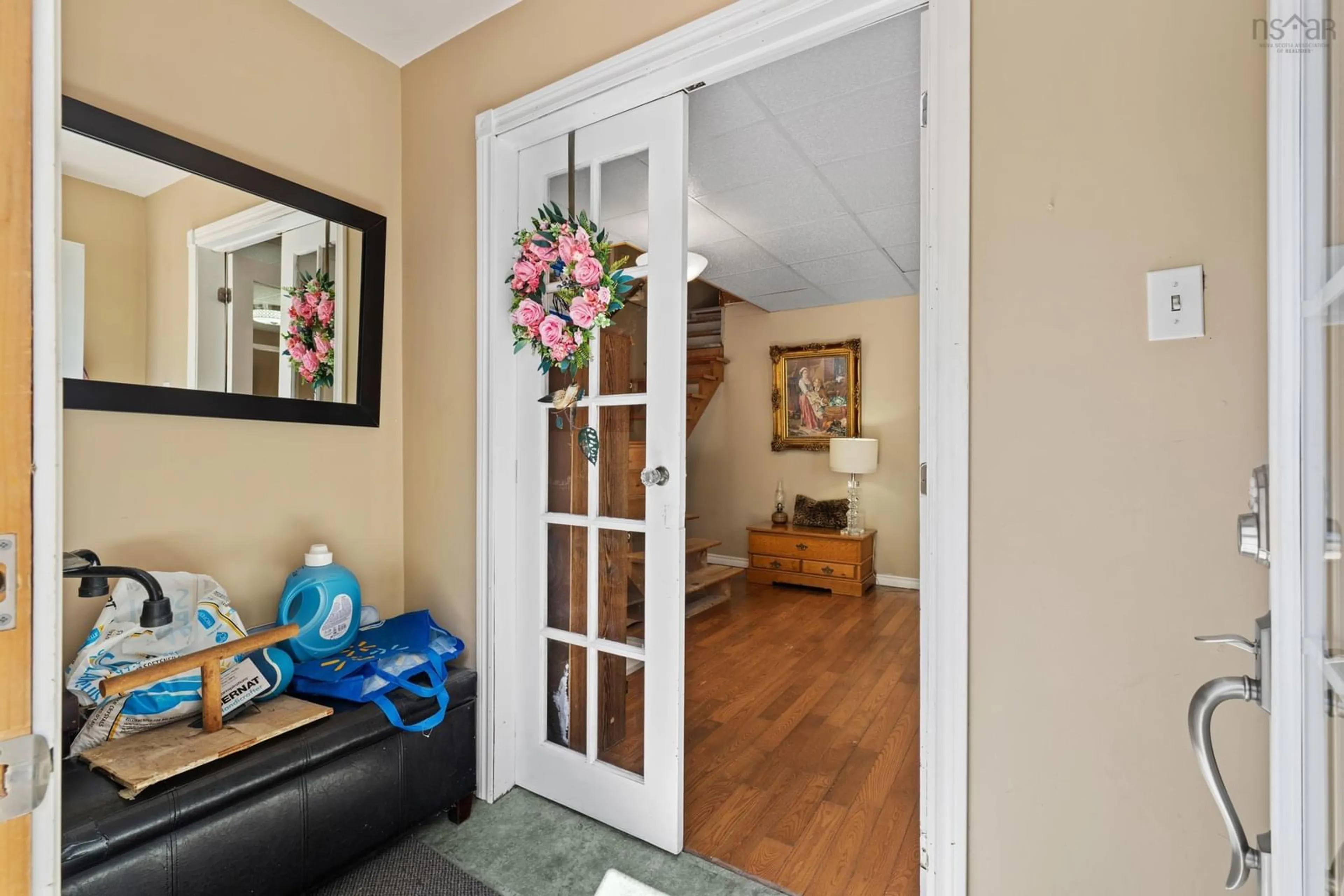 Indoor entryway for 6477 Roslyn Rd, Halifax Nova Scotia B3L 2M6