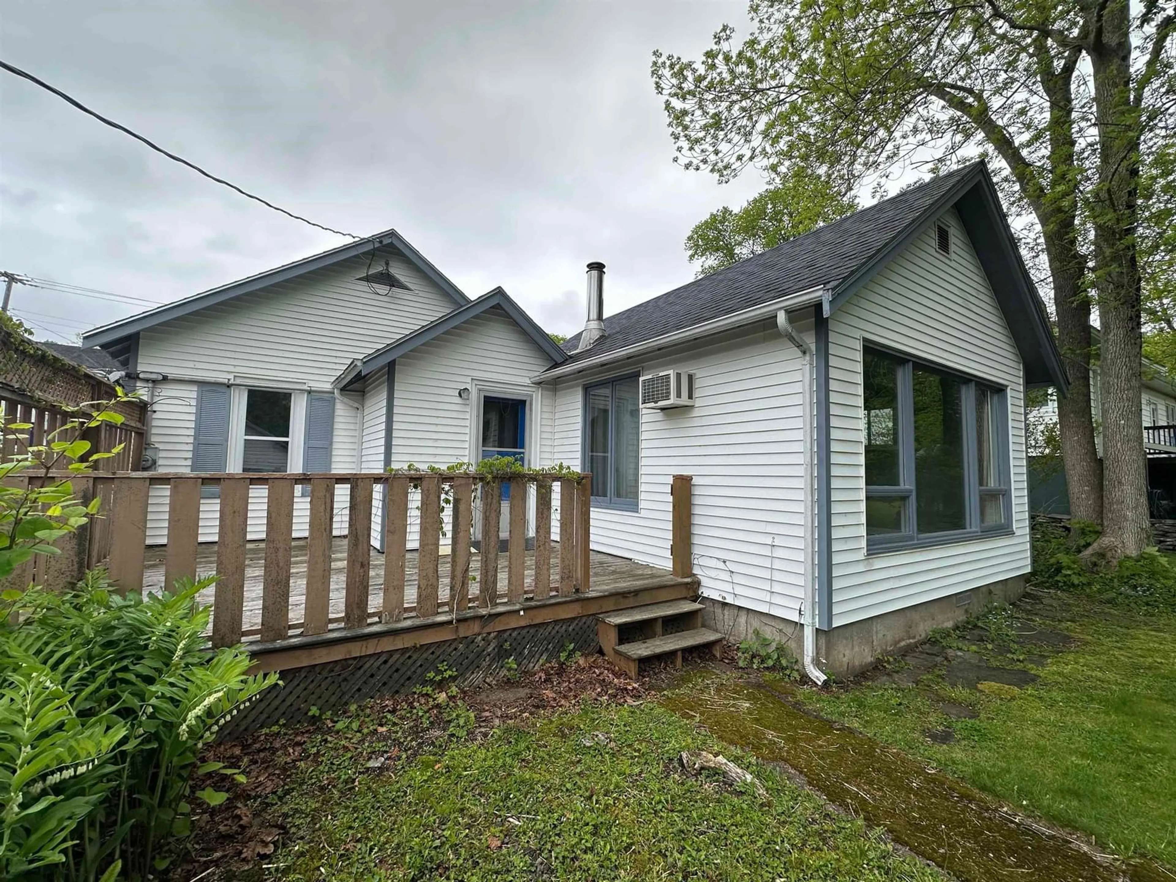 A pic from outside/outdoor area/front of a property/back of a property/a pic from drone, unknown for 90 Church St, Liverpool Nova Scotia B0T 1K0