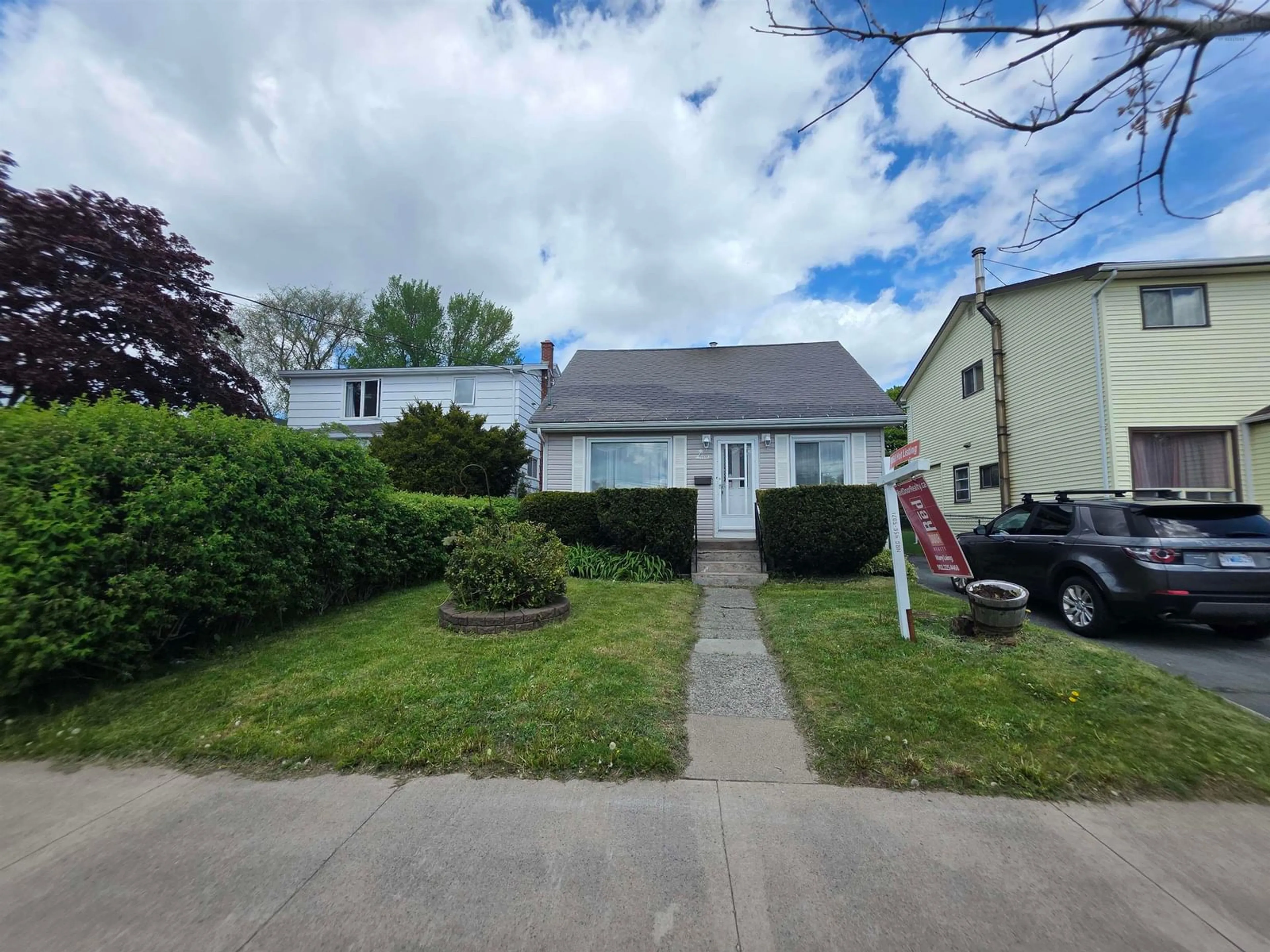 A pic from outside/outdoor area/front of a property/back of a property/a pic from drone, street for 2883 Connaught Ave, Halifax Nova Scotia B3L 3A2