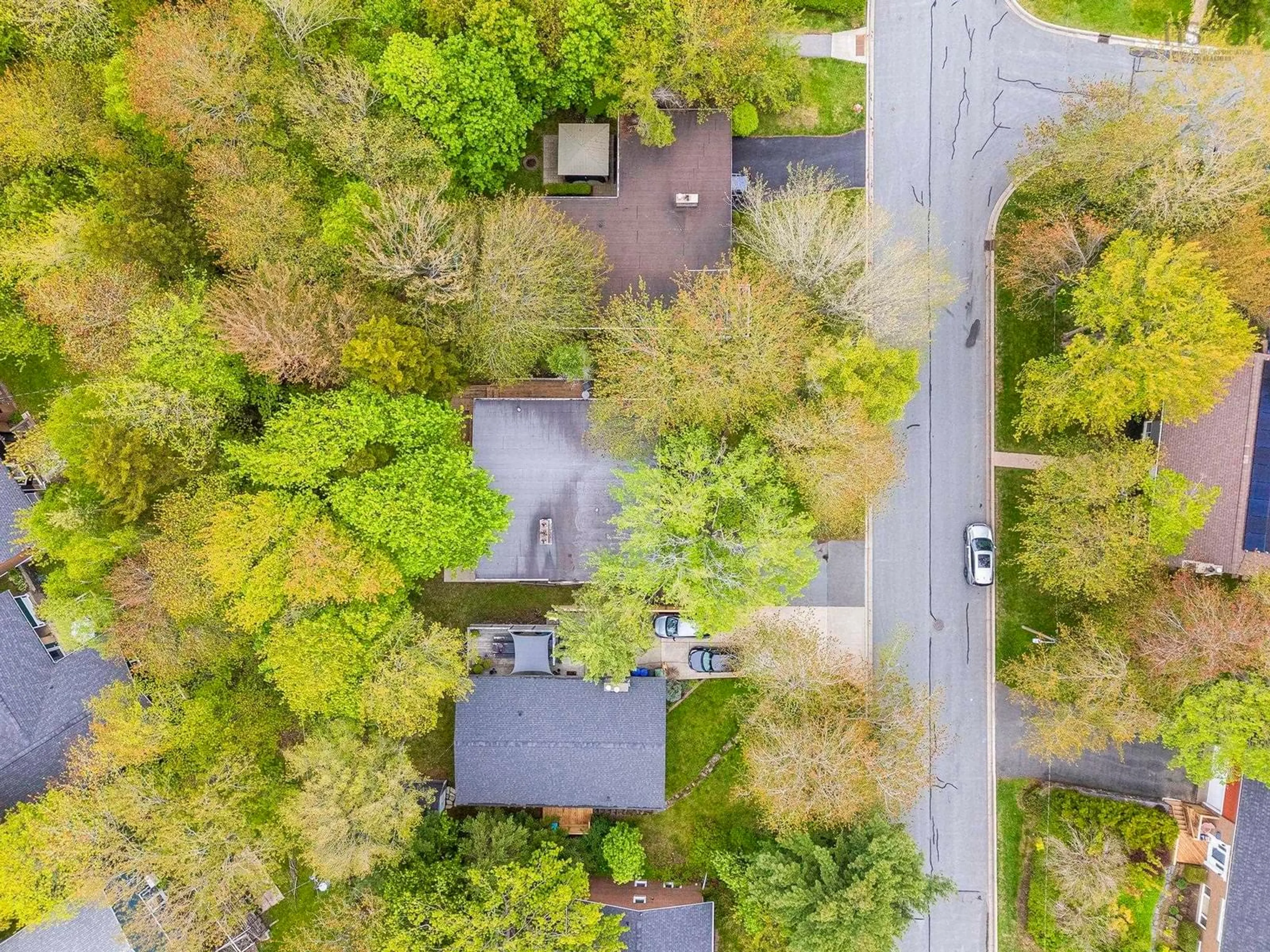 A pic from outside/outdoor area/front of a property/back of a property/a pic from drone, street for 33 Southill Dr, Clayton Park Nova Scotia B3M 2X9