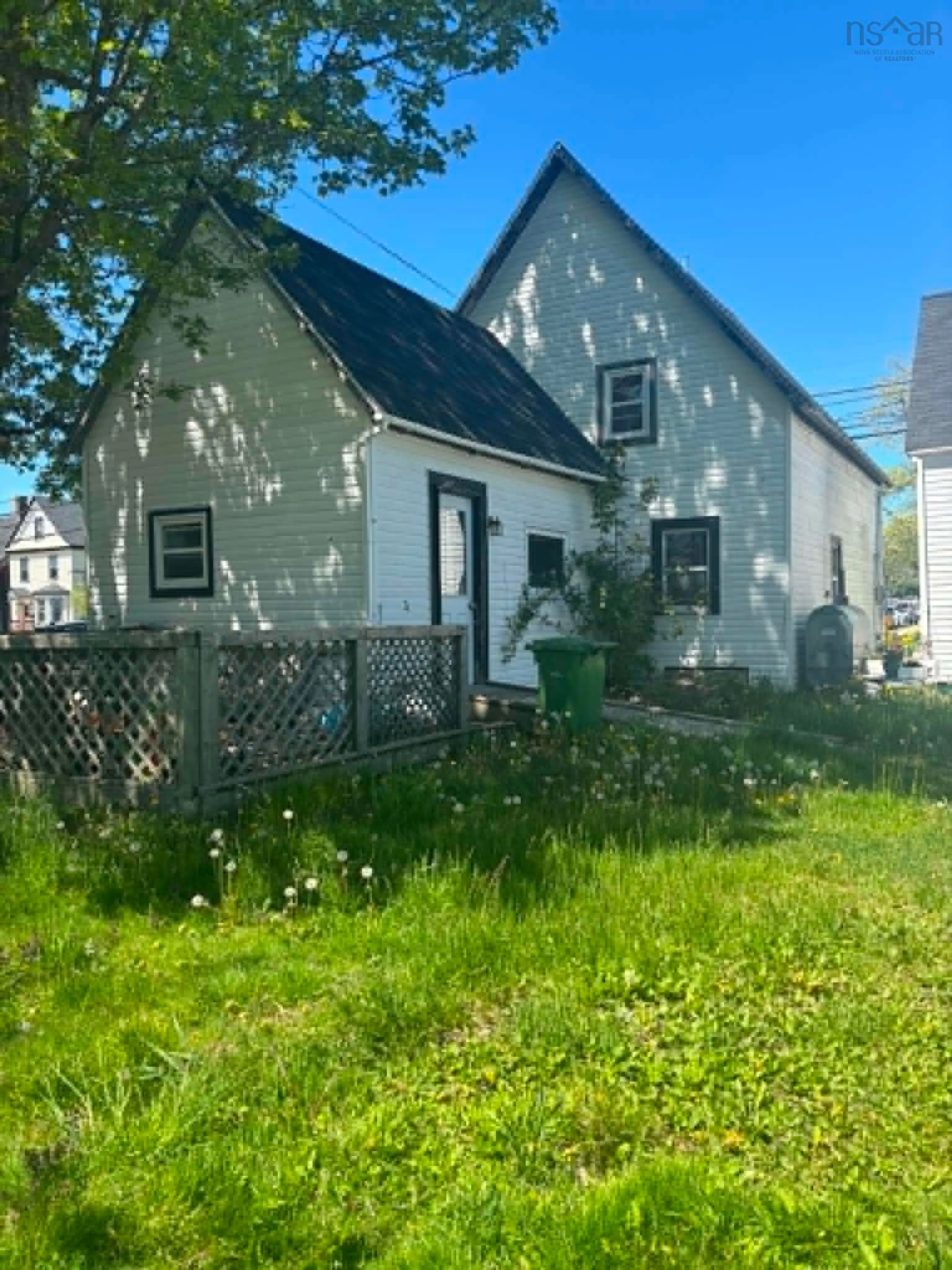 A pic from outside/outdoor area/front of a property/back of a property/a pic from drone, street for 33 Parade St, Yarmouth Nova Scotia B5A 1E3