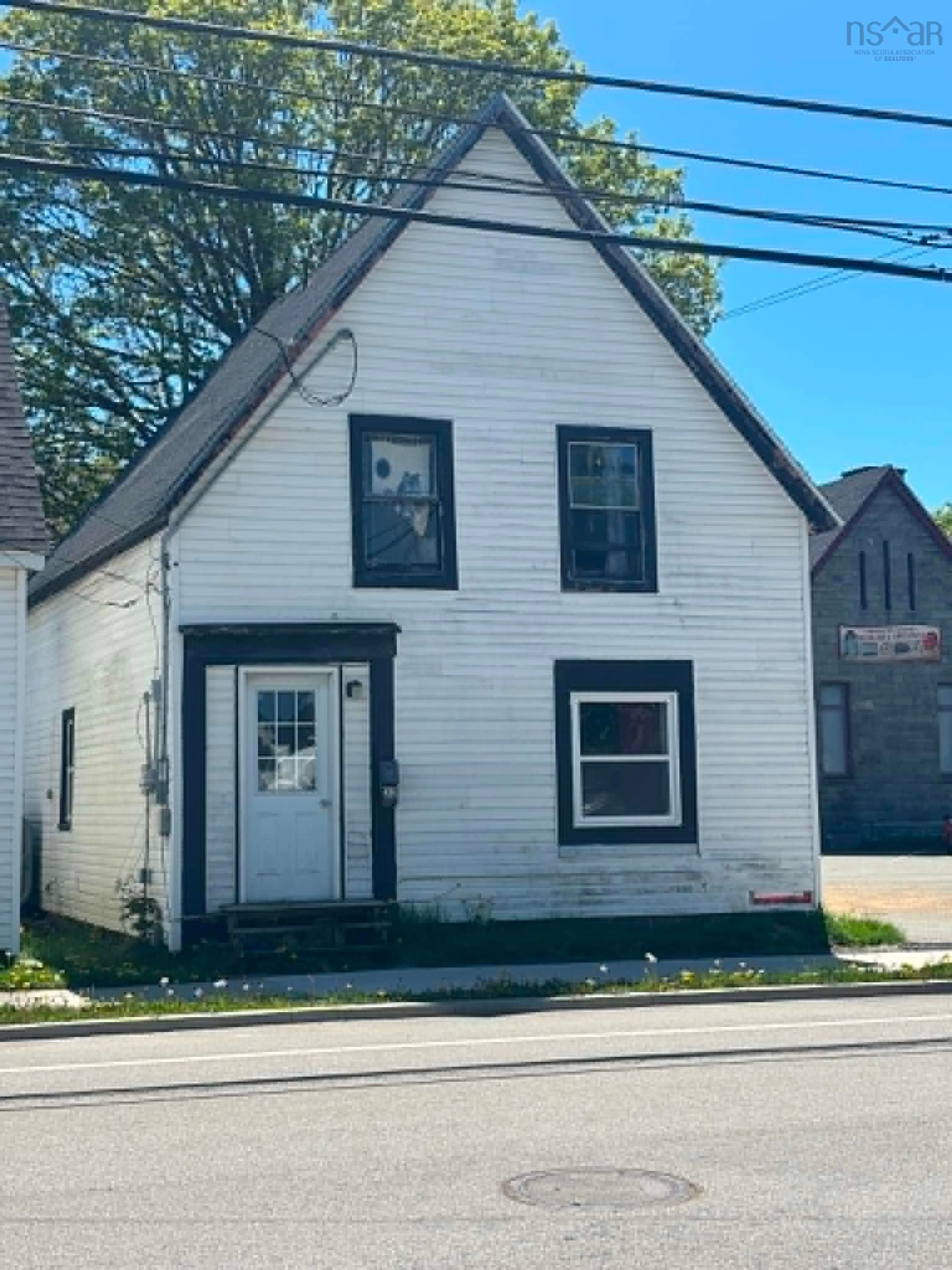 Home with vinyl exterior material, street for 33 Parade St, Yarmouth Nova Scotia B5A 1E3