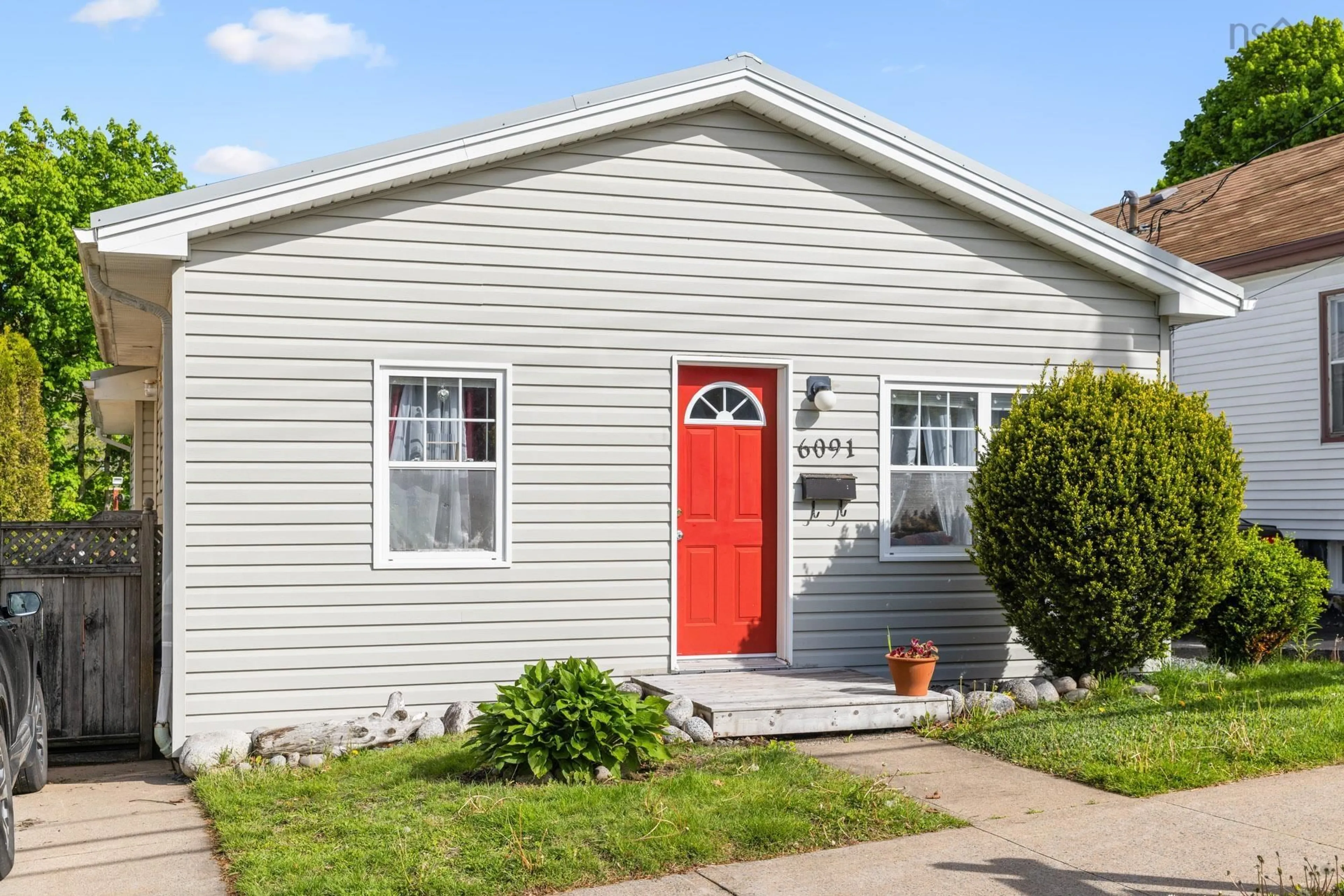 Home with vinyl exterior material, street for 6091 Leeds St, North End Nova Scotia B3K 2T6