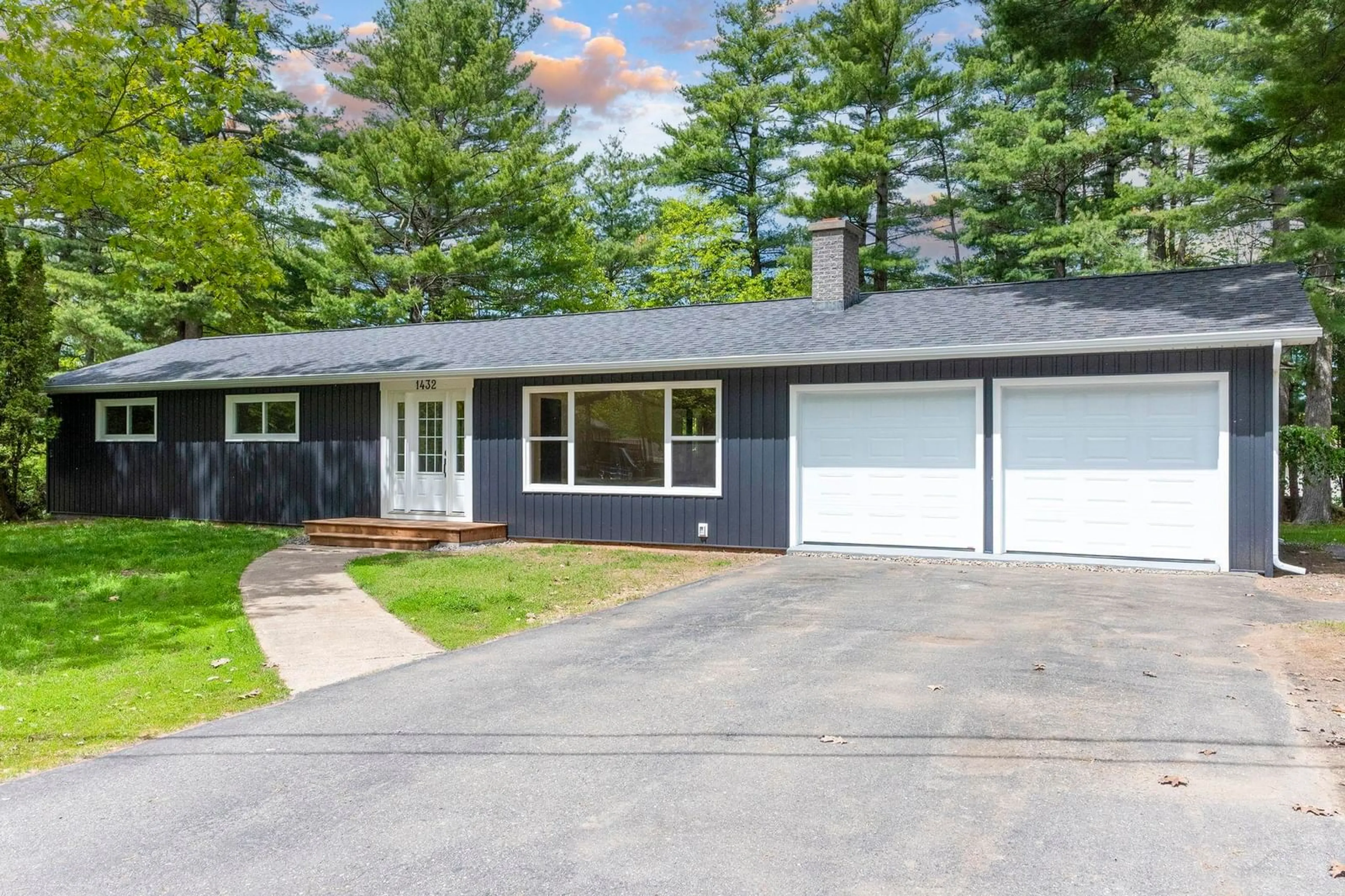 Home with vinyl exterior material, street for 1432 George St, Coldbrook Nova Scotia B4N 1B5