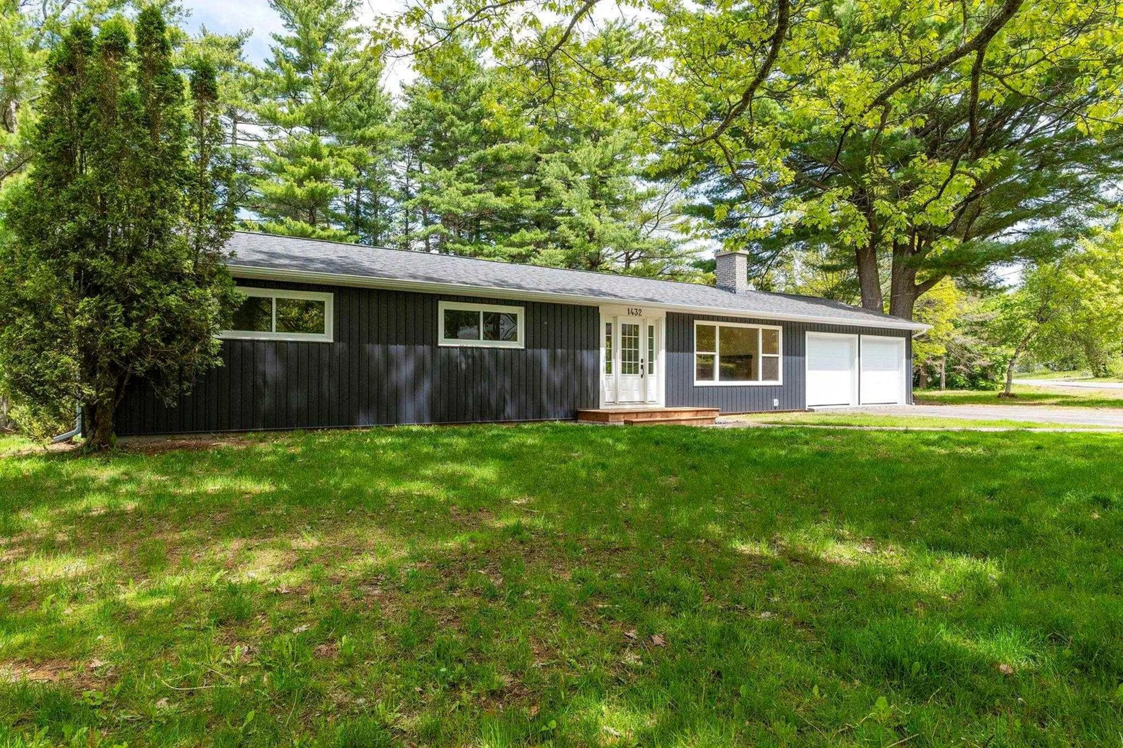Home with vinyl exterior material, street for 1432 George St, Coldbrook Nova Scotia B4N 1B5