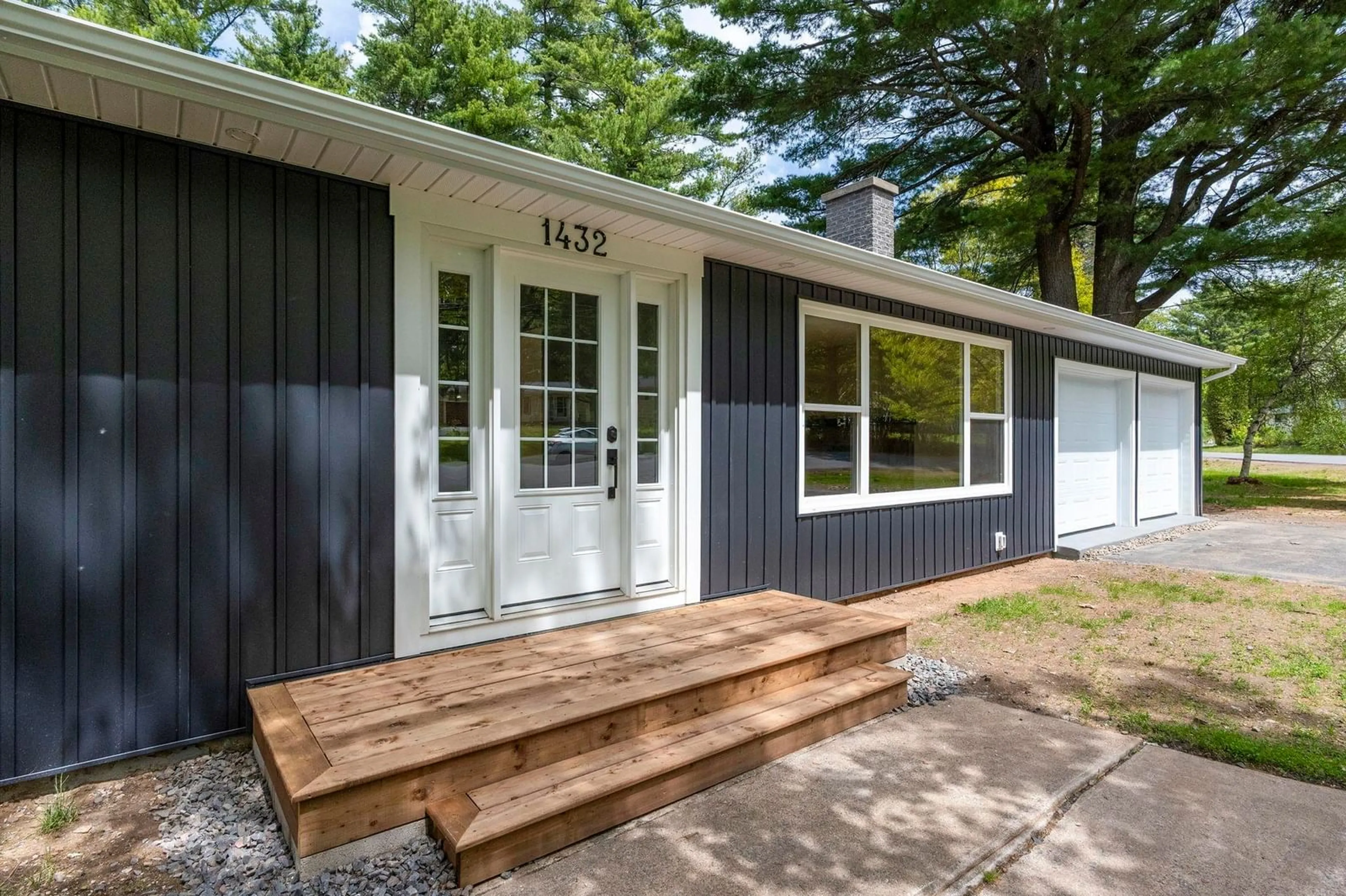 Home with vinyl exterior material, street for 1432 George St, Coldbrook Nova Scotia B4N 1B5