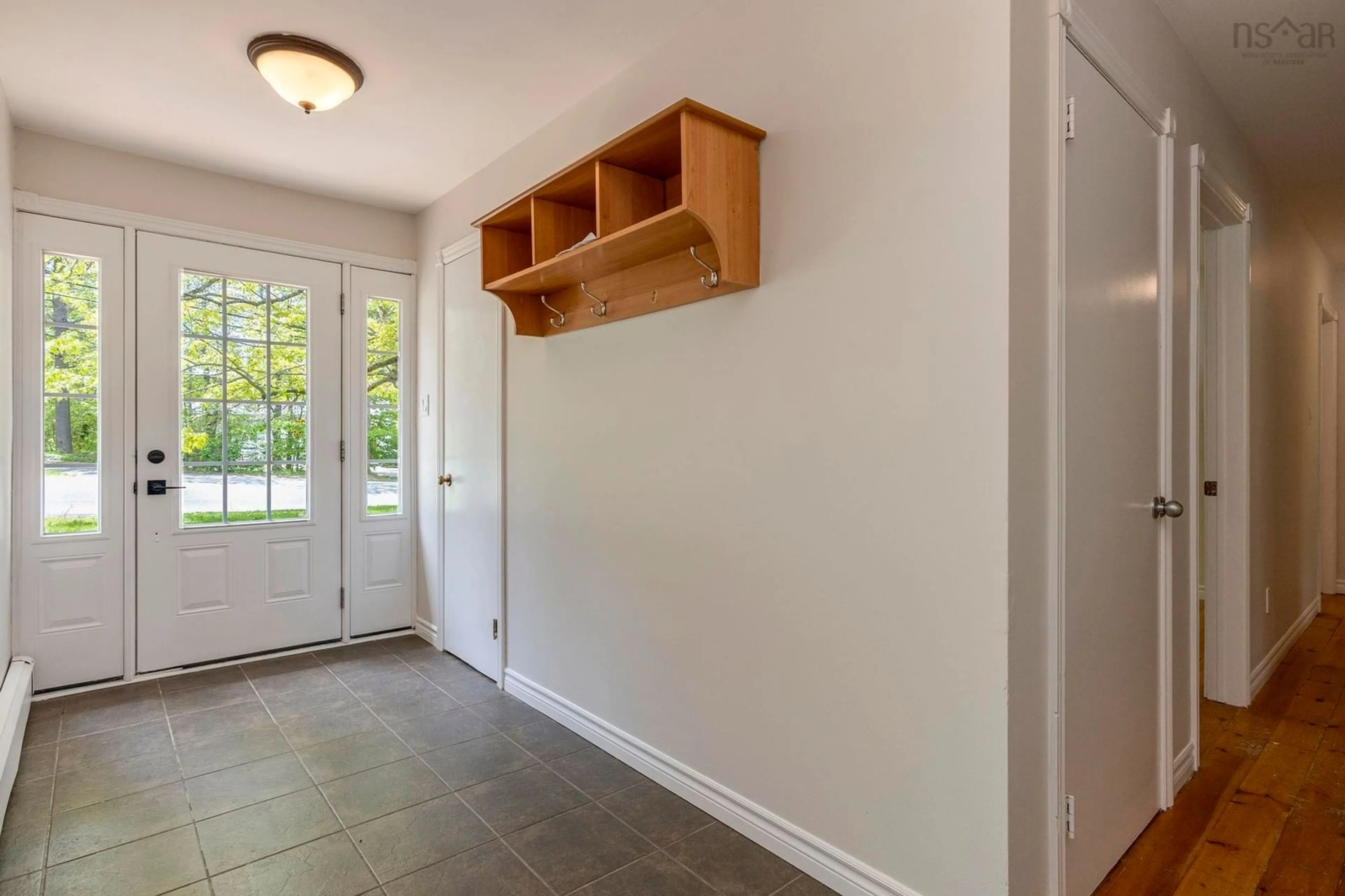 Indoor entryway for 1432 George St, Coldbrook Nova Scotia B4N 1B5