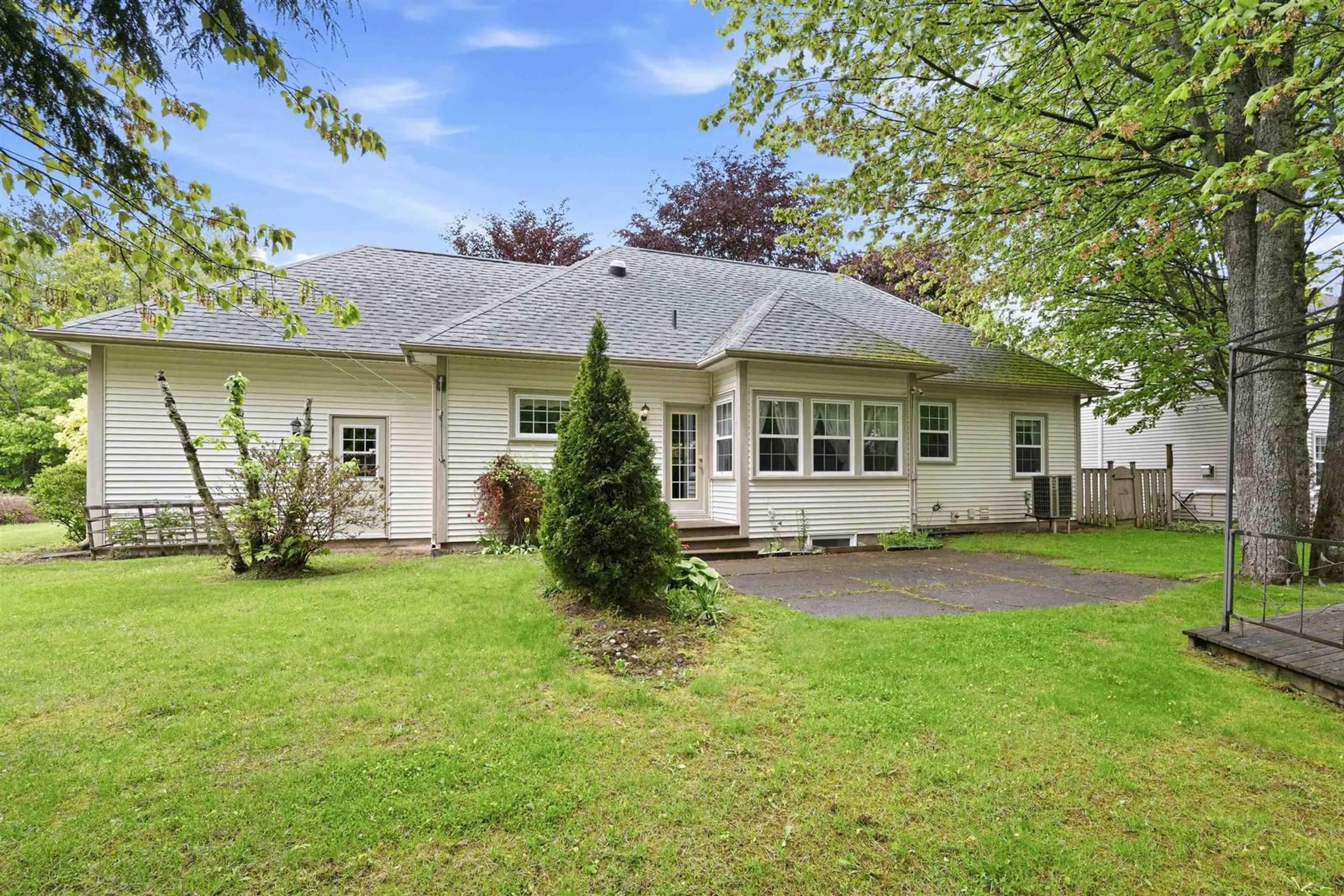 Home with vinyl exterior material, street for 31 Anderson Boulevard, Kentville Nova Scotia B4N 5H2
