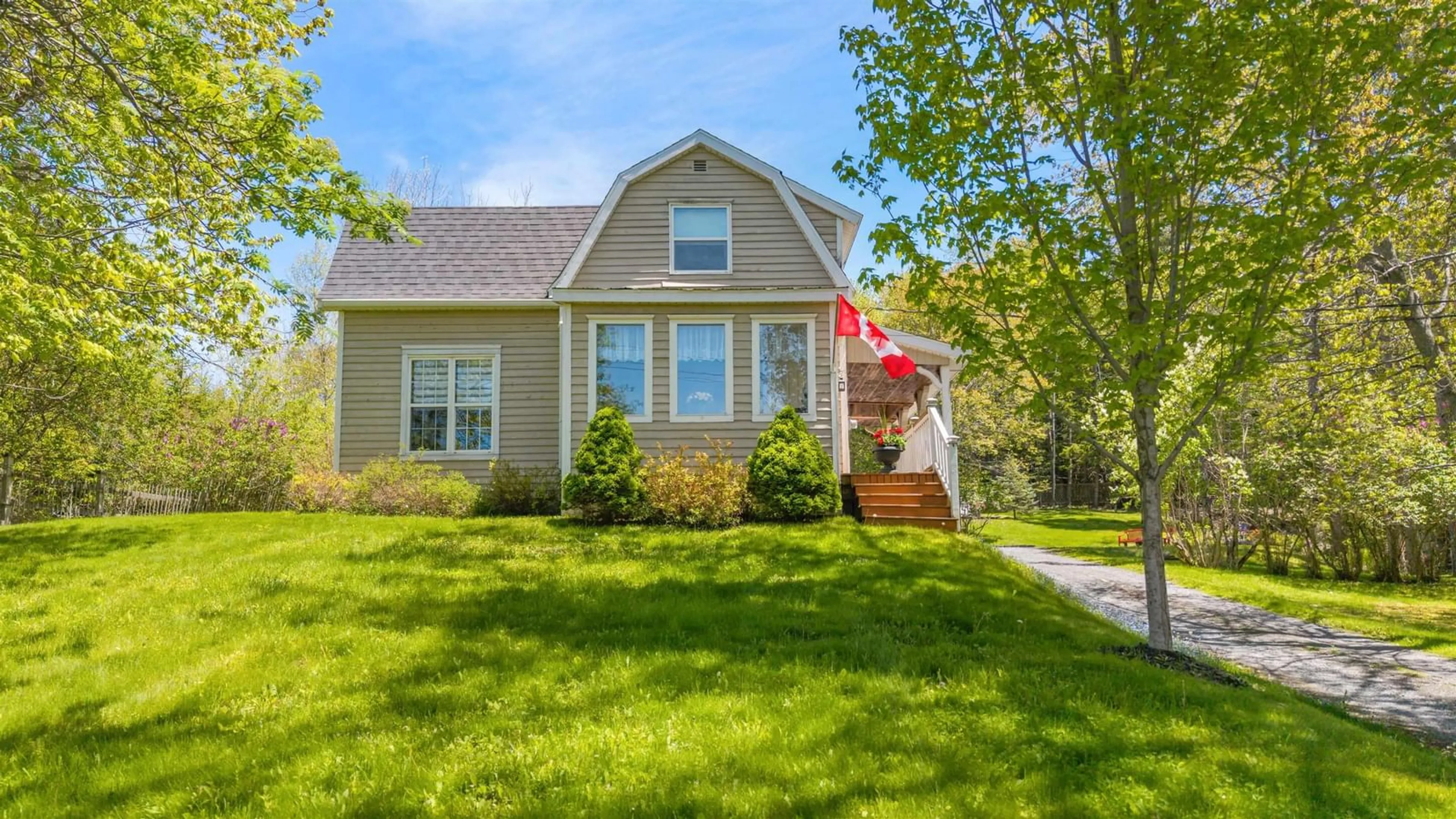Home with vinyl exterior material, street for 635 Willow St St, Truro Nova Scotia B2N 5H2