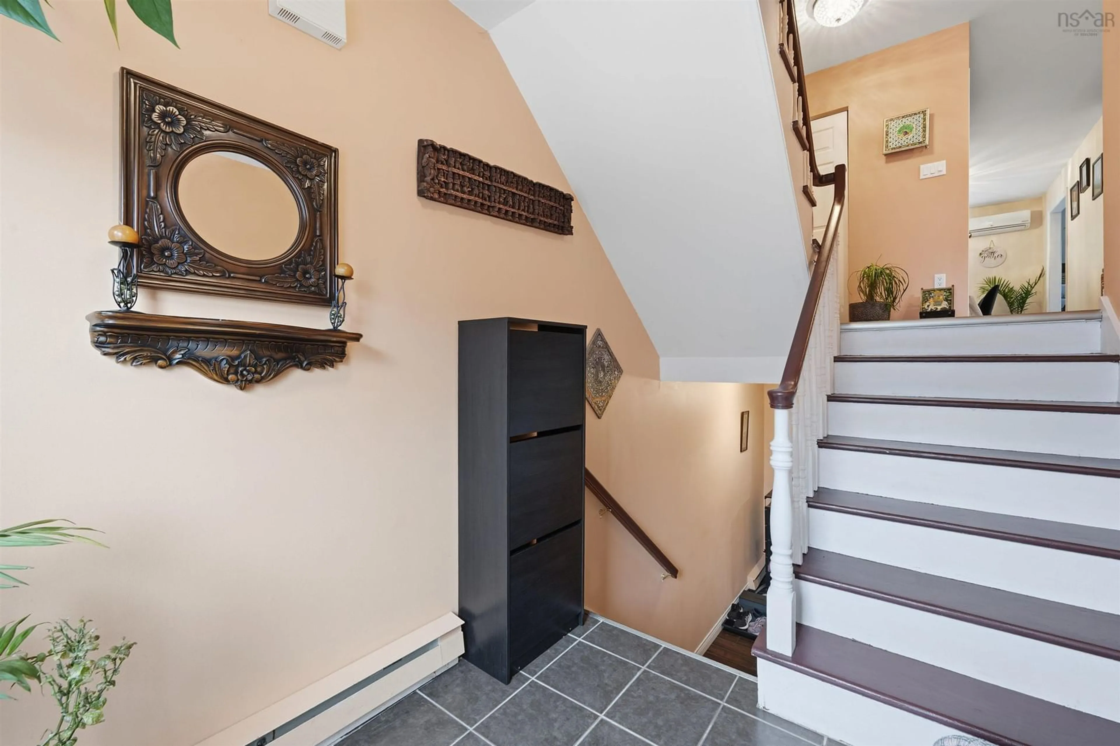 Indoor foyer for 87 Lincoln Cross, Halifax Nova Scotia B3M 3S6