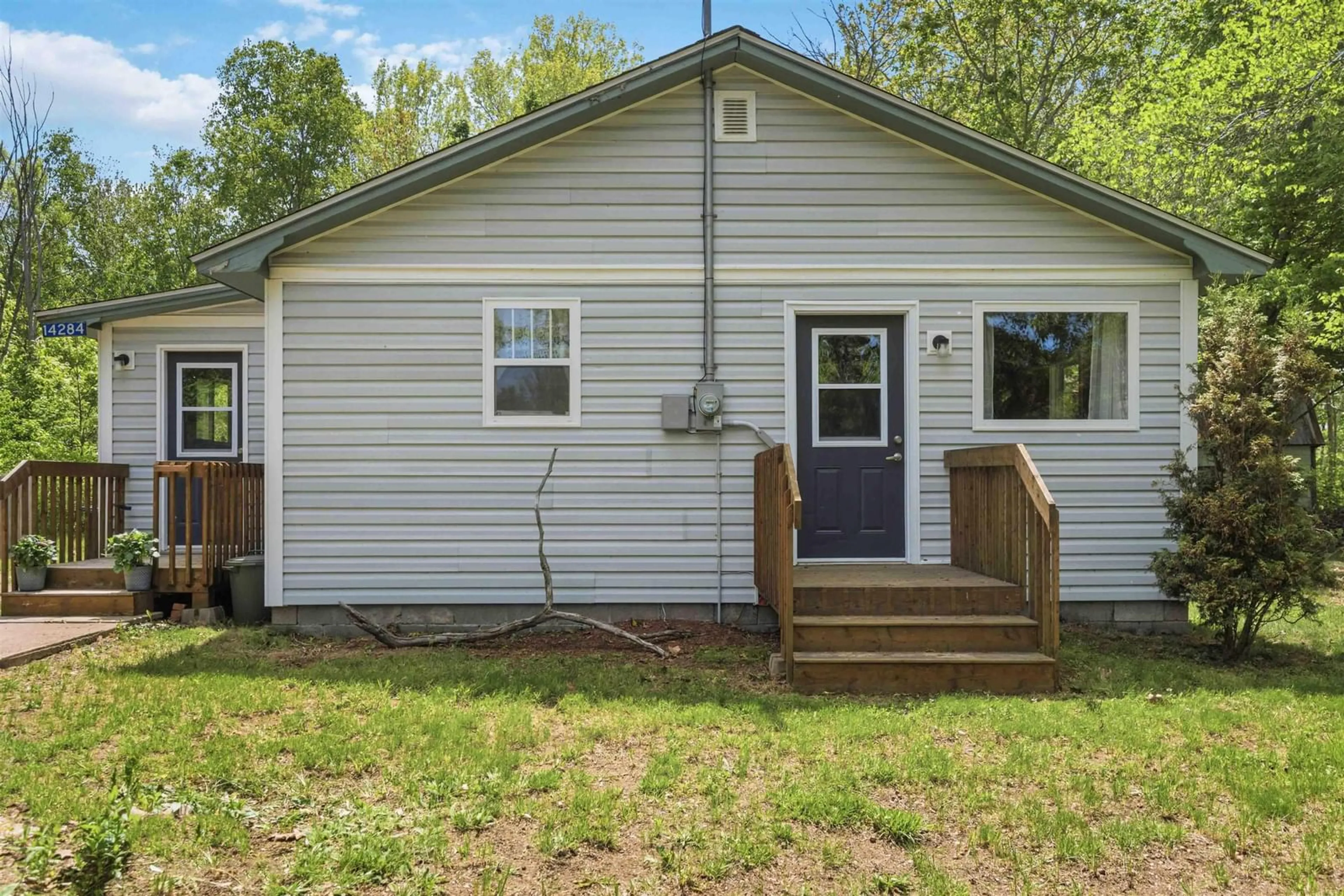 Home with vinyl exterior material, unknown for 14284 Highway 1, Wilmot Nova Scotia B0S 1P0