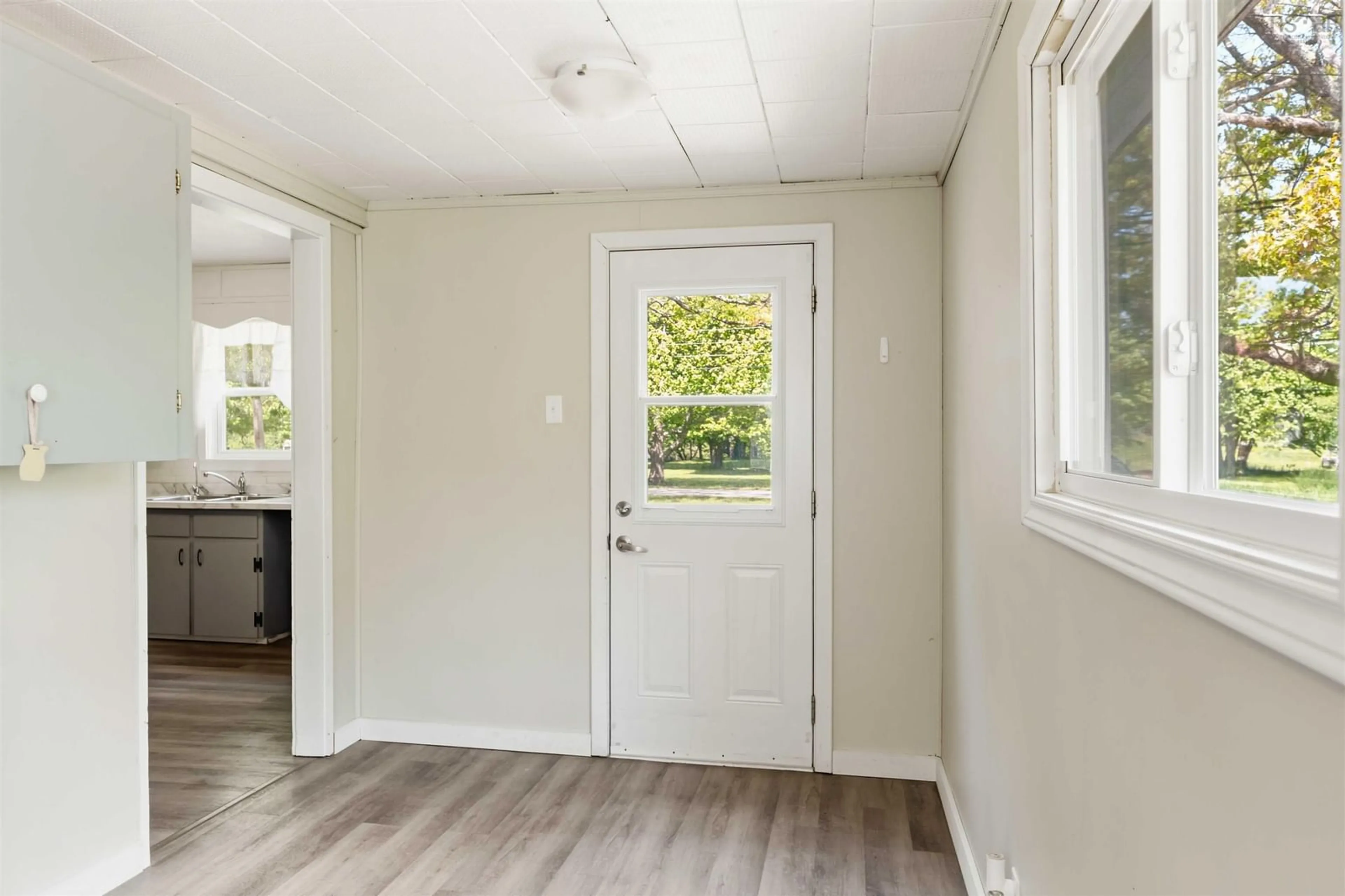 Indoor entryway for 14284 Highway 1, Wilmot Nova Scotia B0S 1P0