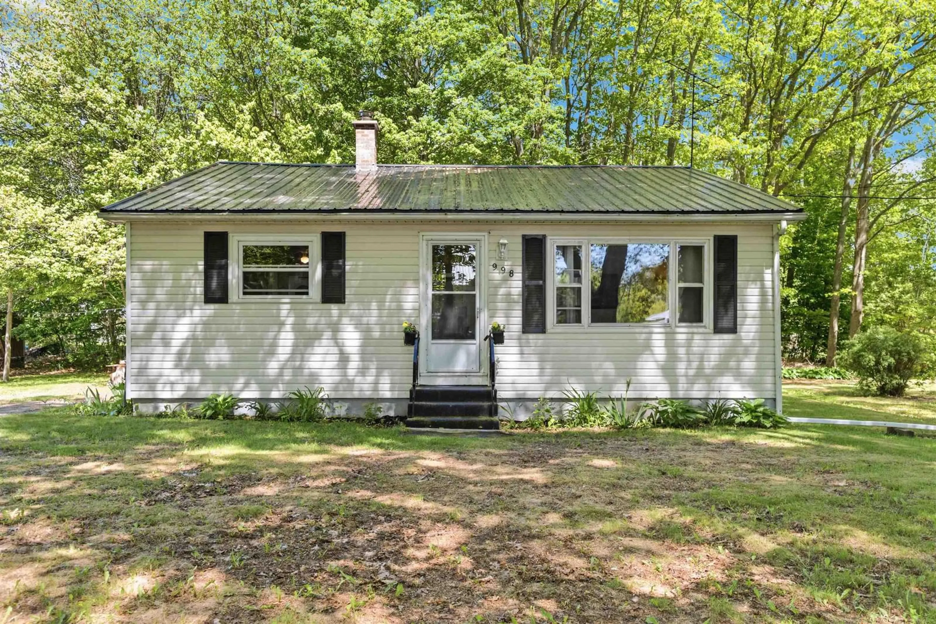Home with vinyl exterior material, unknown for 998 Maple Ave, Aylesford Nova Scotia B0P 1C0