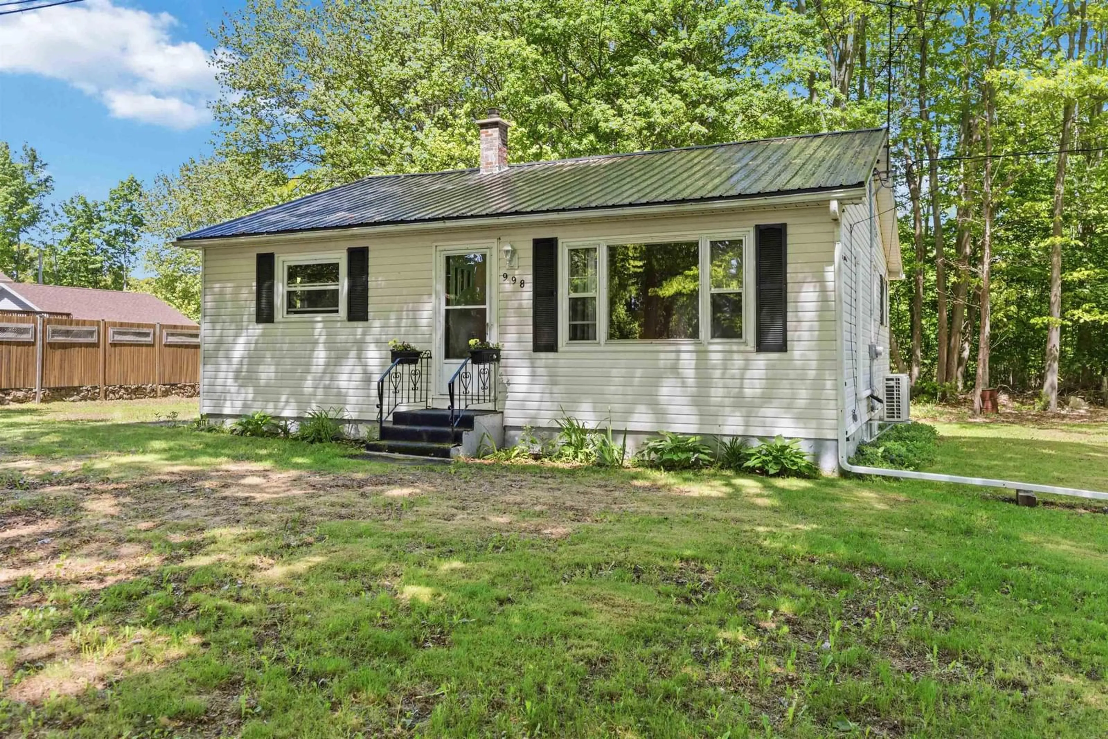 Home with vinyl exterior material, street for 998 Maple Ave, Aylesford Nova Scotia B0P 1C0