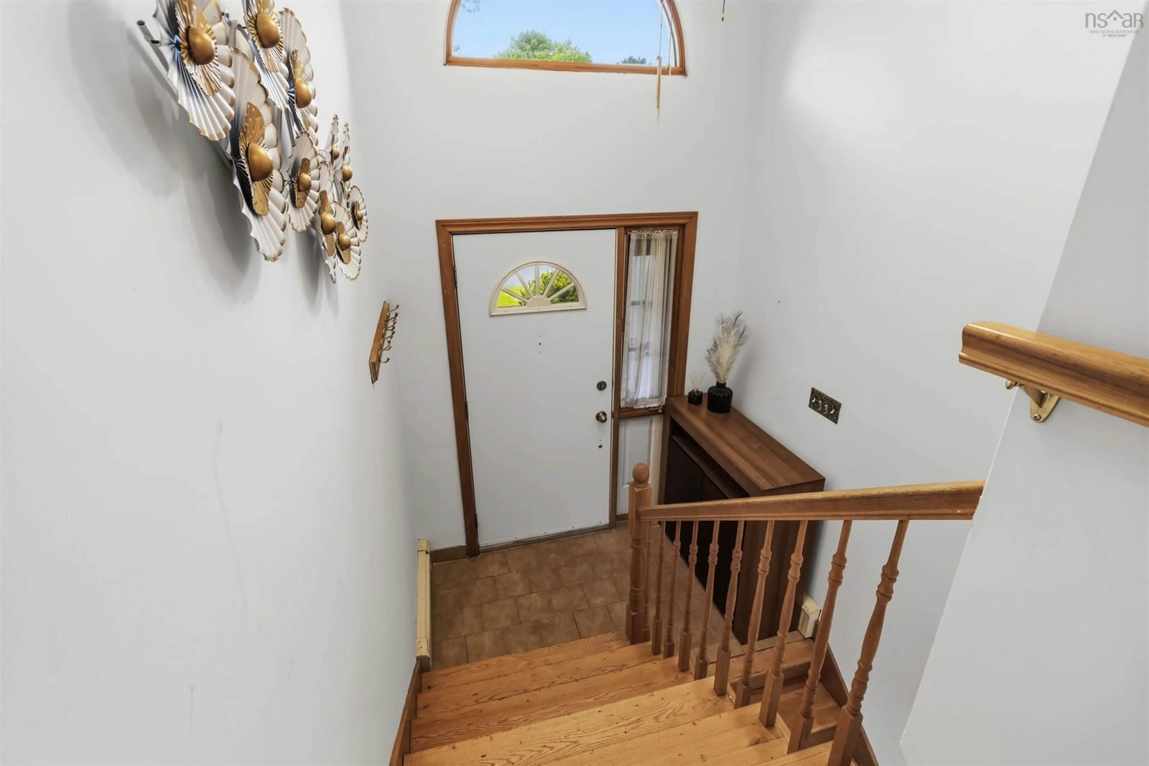 Indoor foyer for 89 Clayton Park Dr, Halifax Nova Scotia B3M 1M1