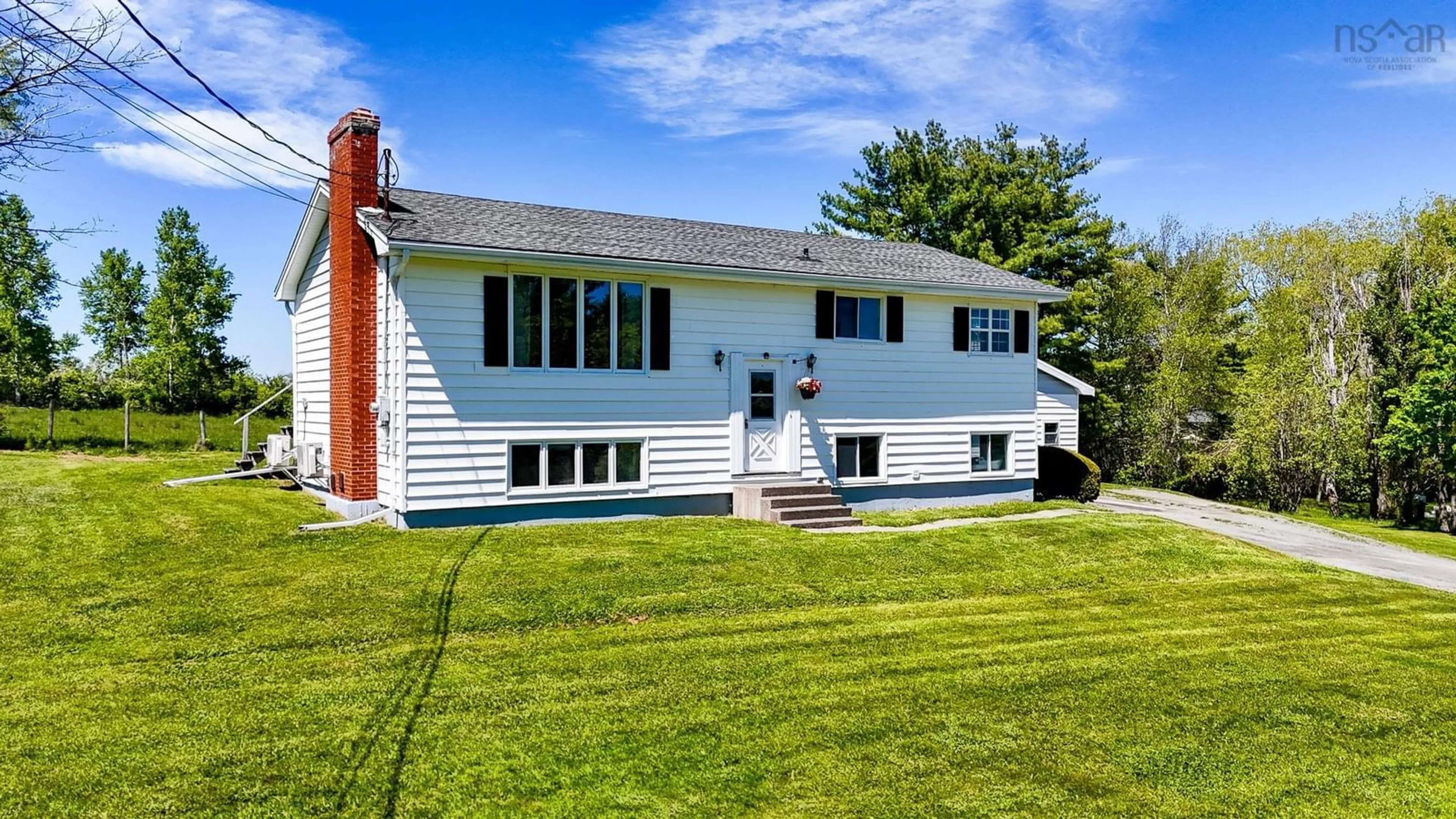 Home with vinyl exterior material, unknown for 10 Leighton Dr, Brooklyn Nova Scotia B0N 1L0