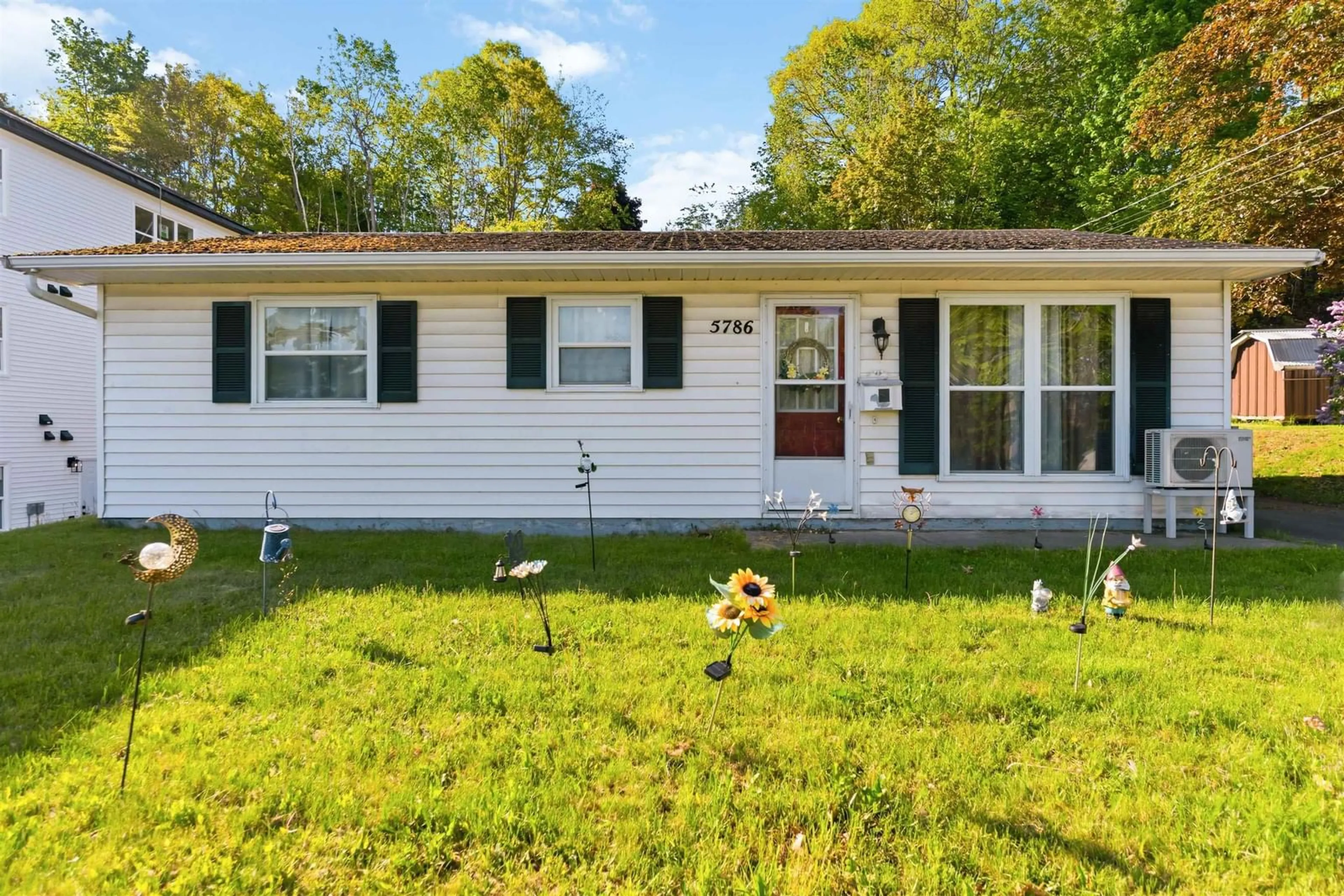 Home with vinyl exterior material, unknown for 5786 Prospect Rd, New Minas Nova Scotia B4N 3K4
