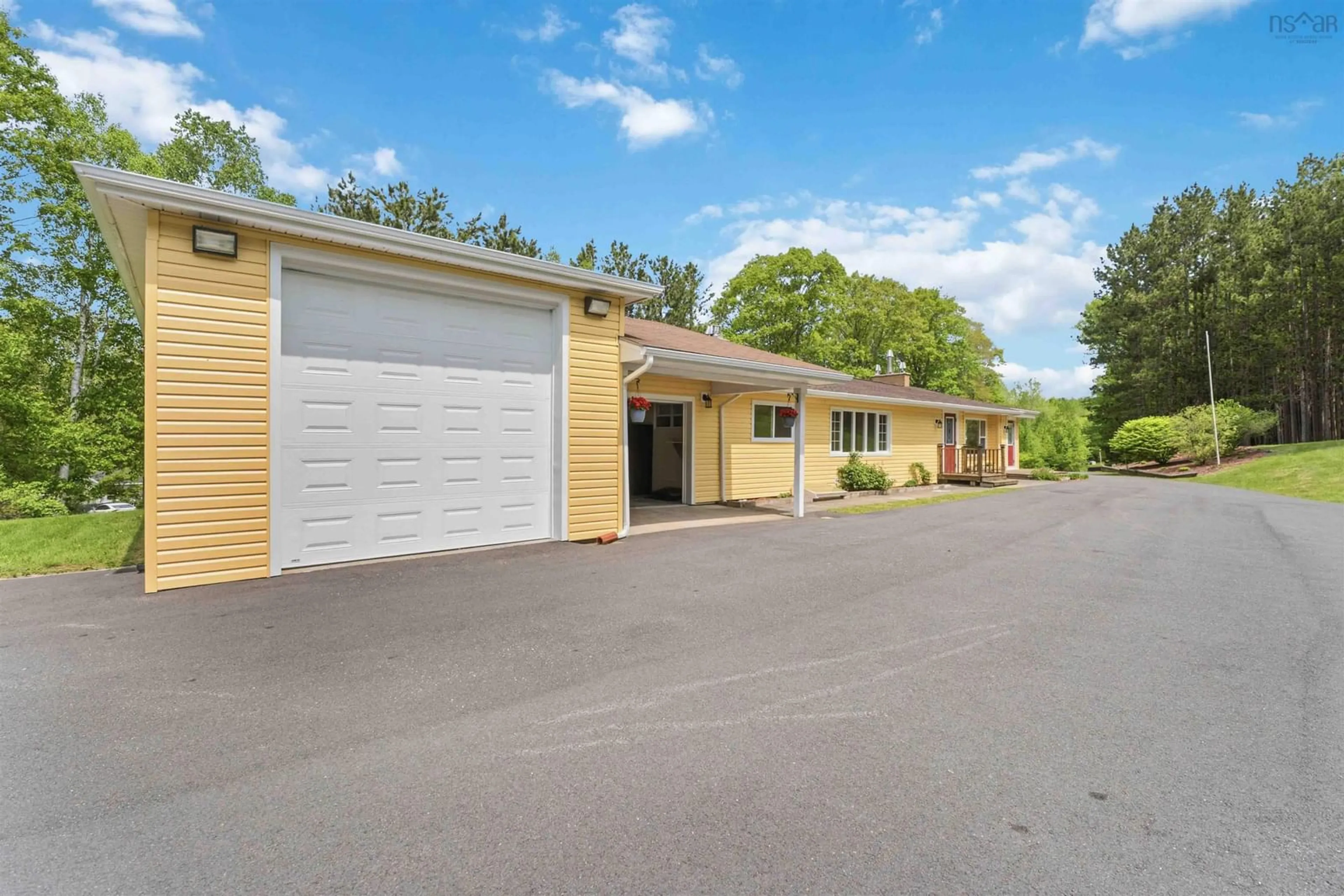 Indoor garage for 34 Palmer Lake Dr, Windsor Forks Nova Scotia B0N 2T0