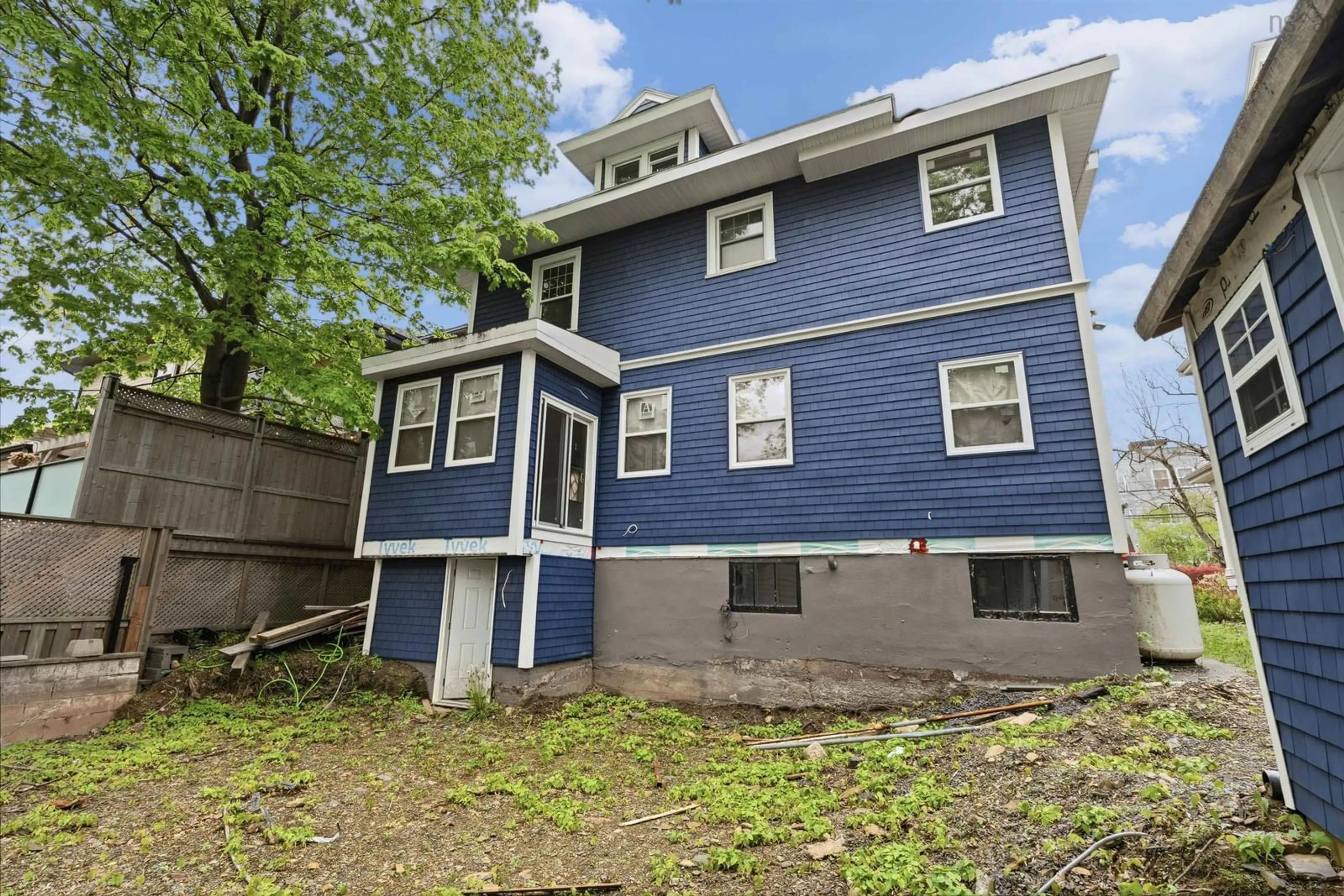 Home with vinyl exterior material, building for 1680 Oxford St, Halifax Nova Scotia B3H 3Z4
