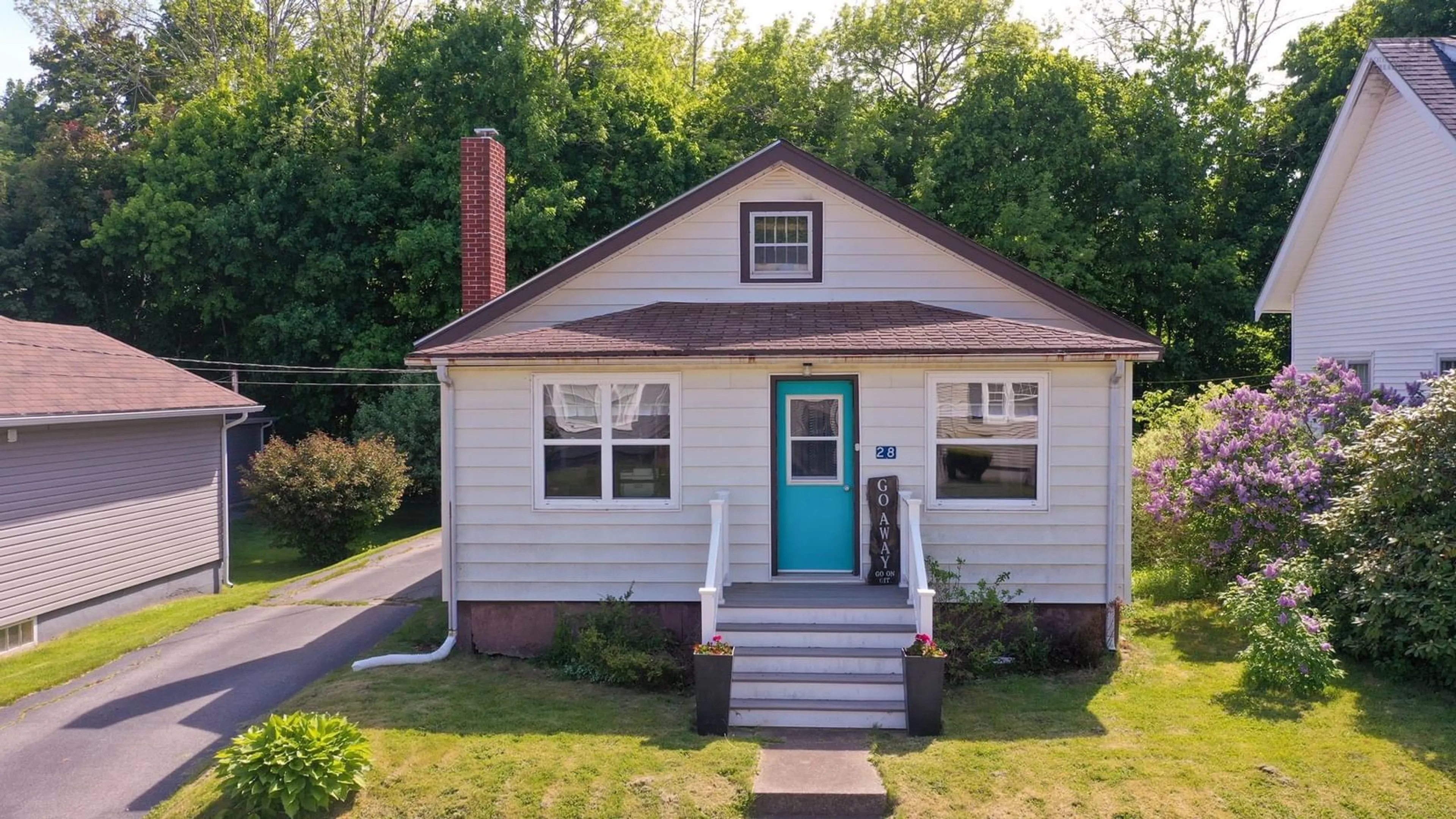Home with vinyl exterior material, street for 28 Park St, Liverpool Nova Scotia B0T 1K0