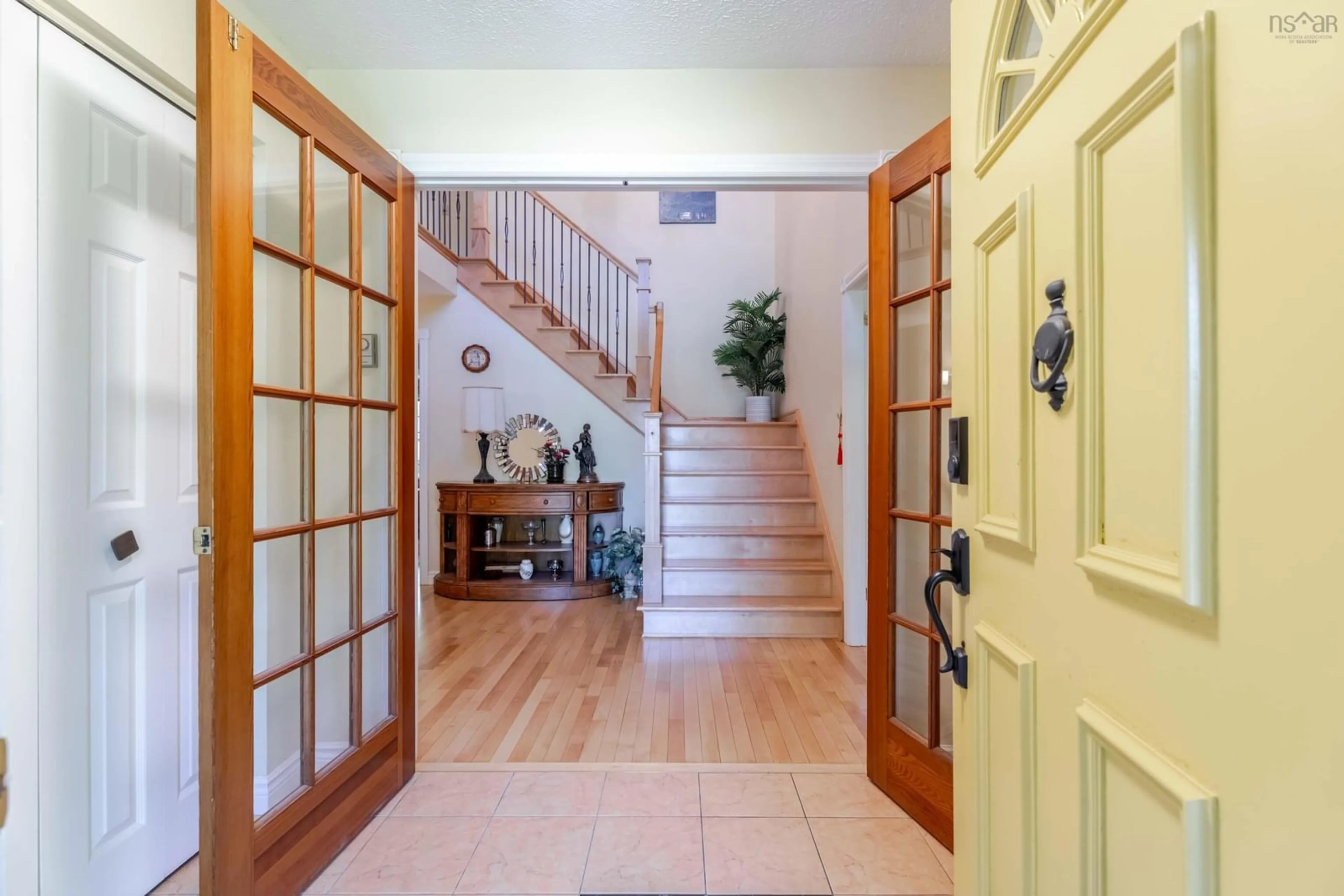 Indoor foyer for 5726 Atlantic St, Halifax Nova Scotia B3H 1G9