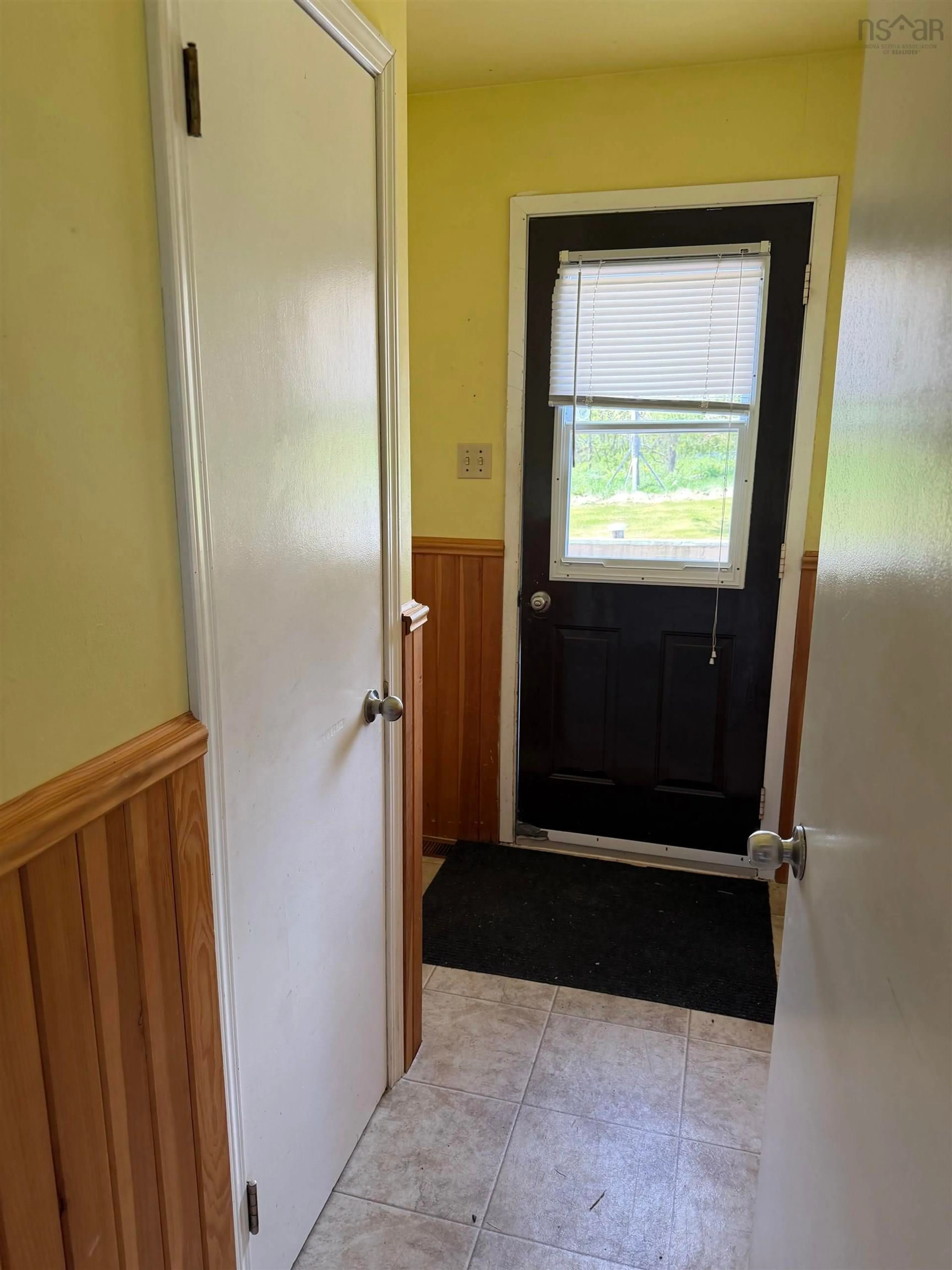 Indoor entryway for 1645 Highway 245 North Grant B2g 2l1, North Grant Nova Scotia B2G 2L1