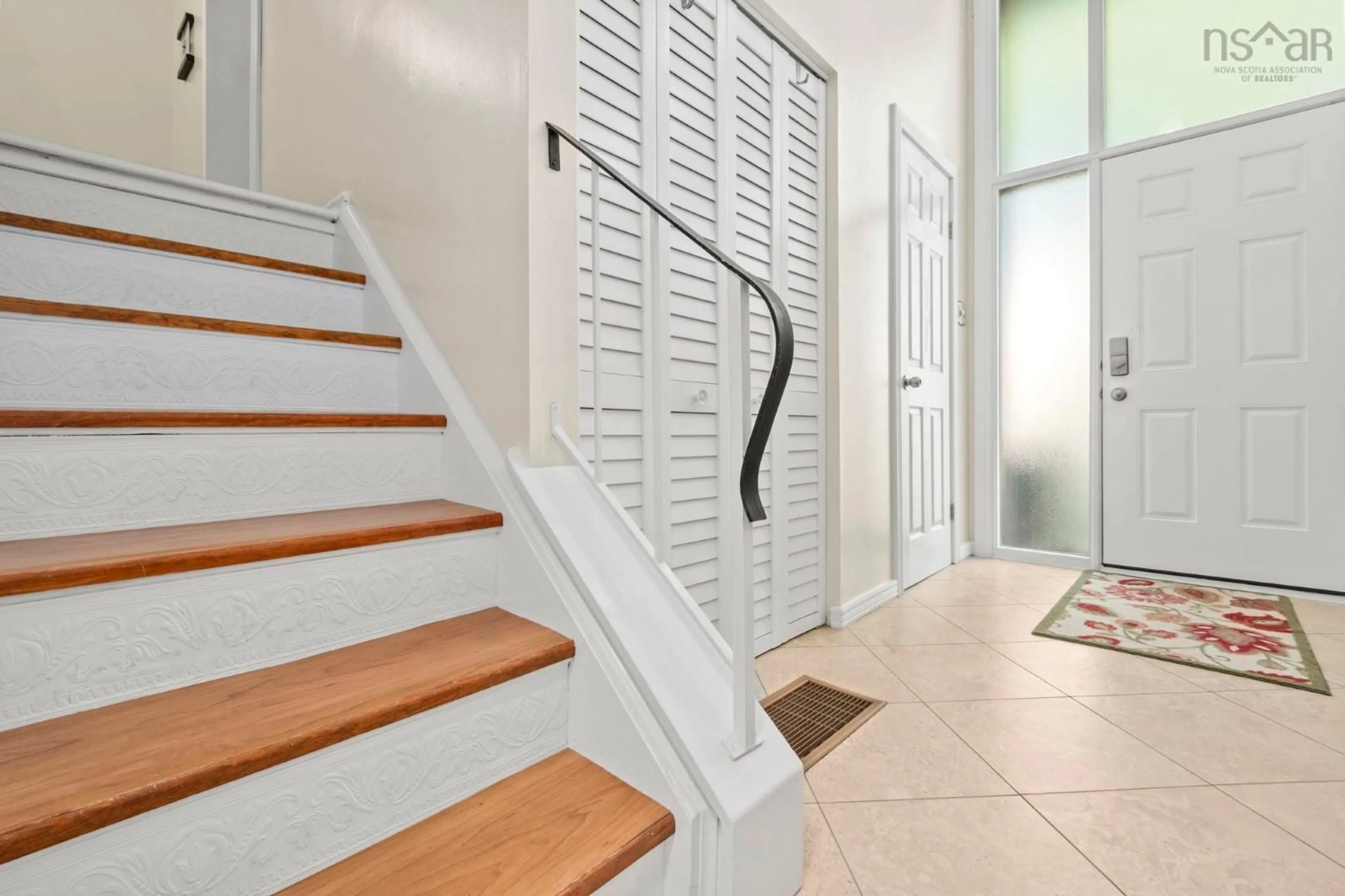 Indoor entryway for 100 Forestside Cres, Halifax Nova Scotia B3M 1M4