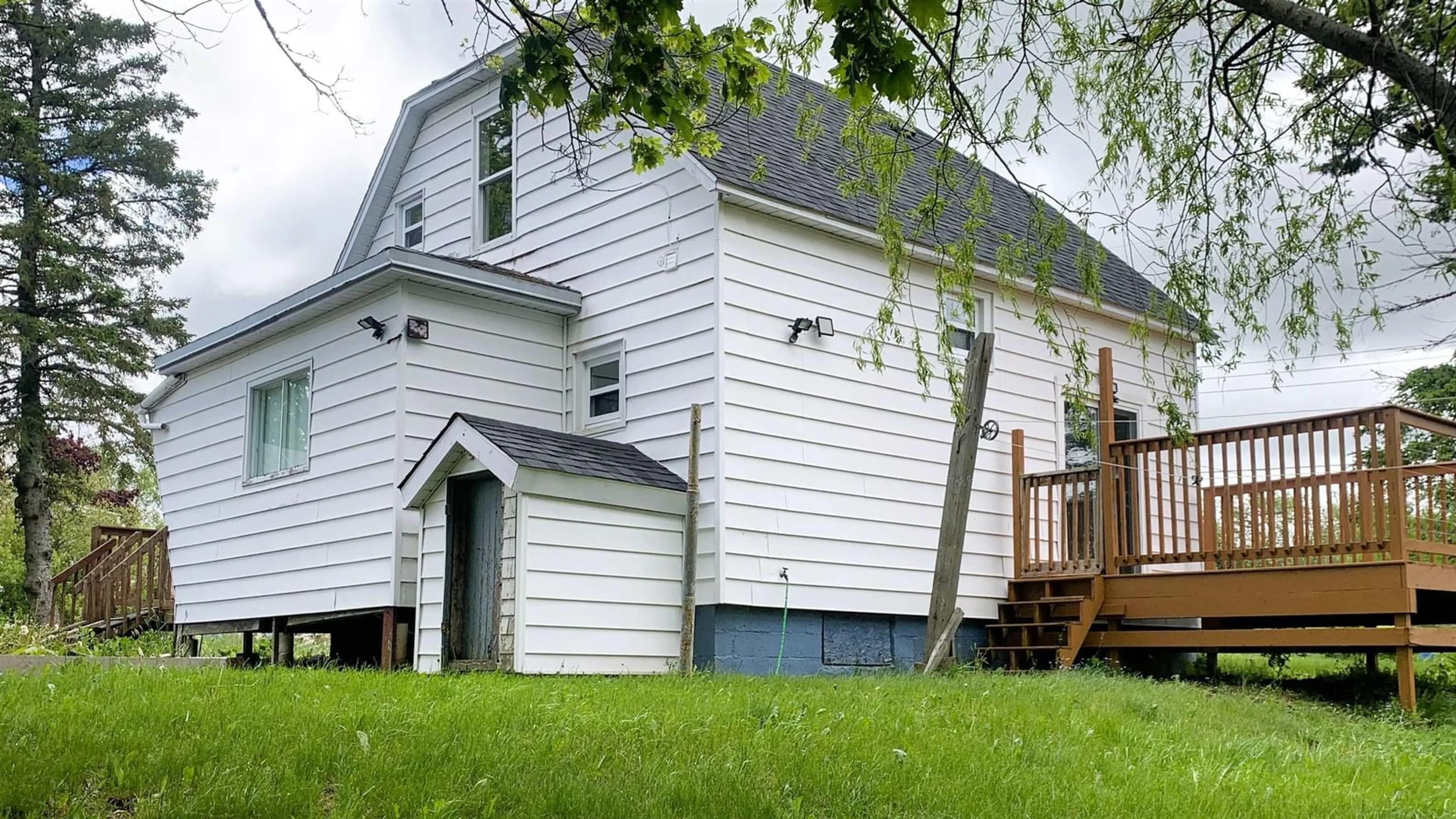 Home with vinyl exterior material, building for 9 Clarke St, Springhill Nova Scotia B0M 1X0