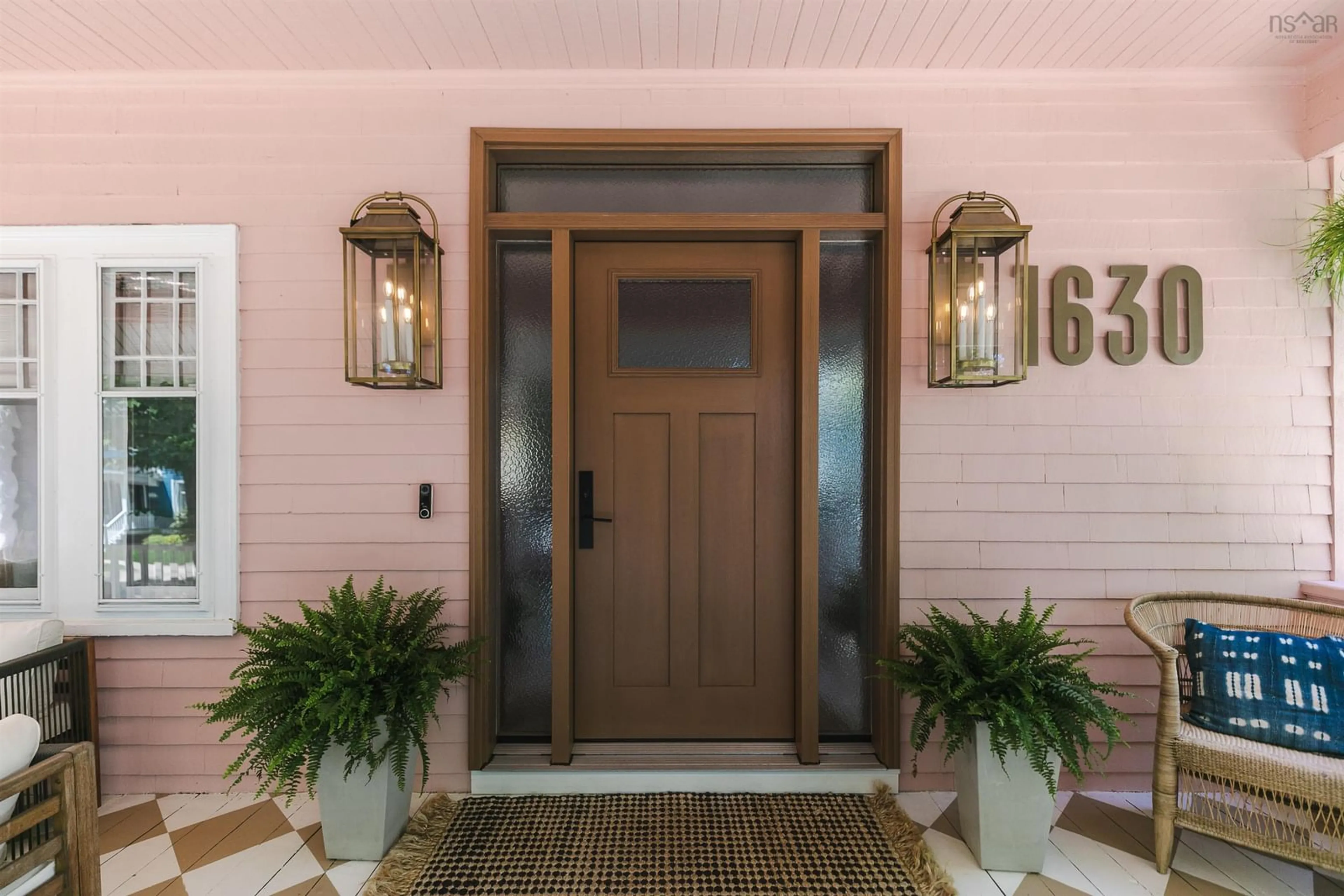 Indoor entryway for 1630 Vernon St, Halifax Nova Scotia B3H 3N1