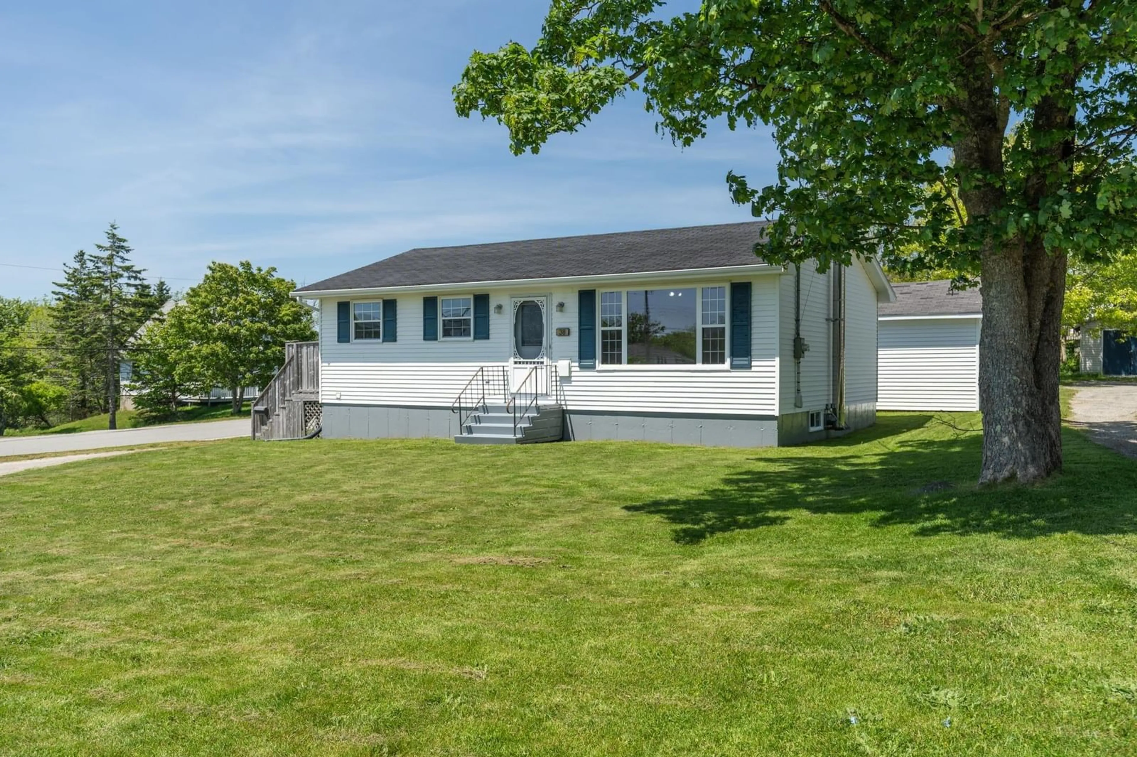 Home with vinyl exterior material, unknown for 38 Hibernia St, Yarmouth Nova Scotia B5A 2M6