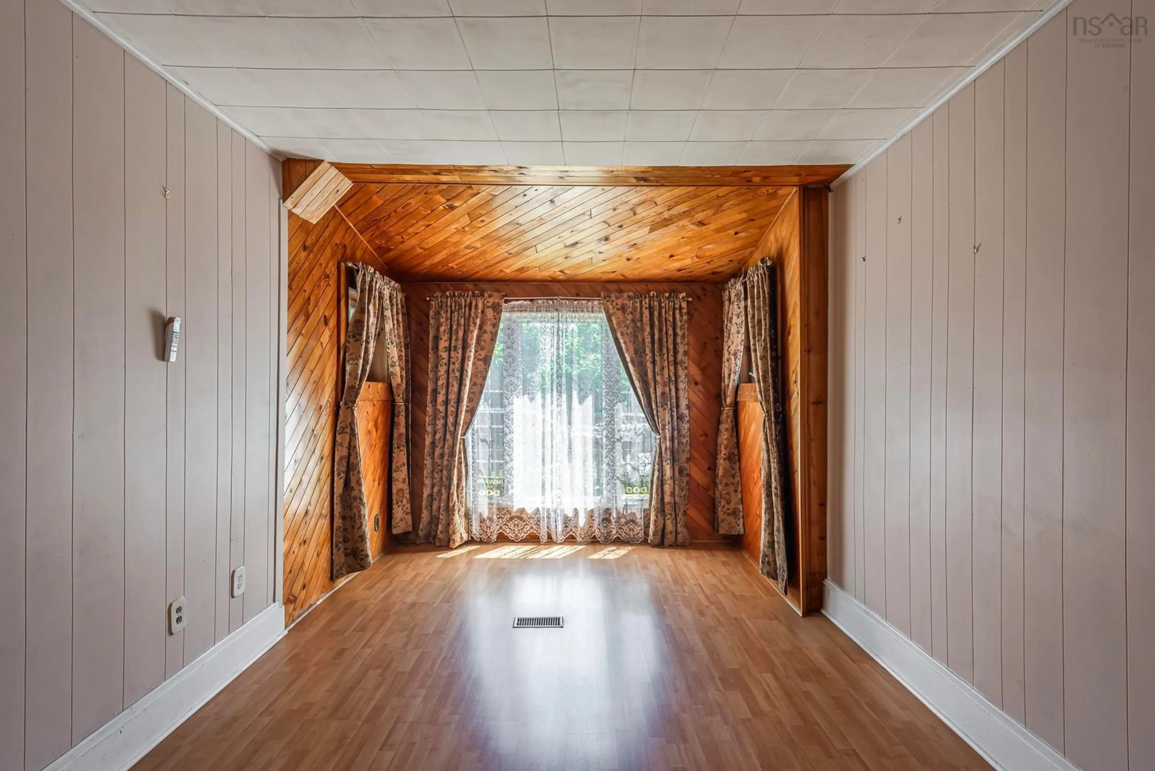 Indoor foyer for 5667 Stairs St, Halifax Nova Scotia B3K 2E1