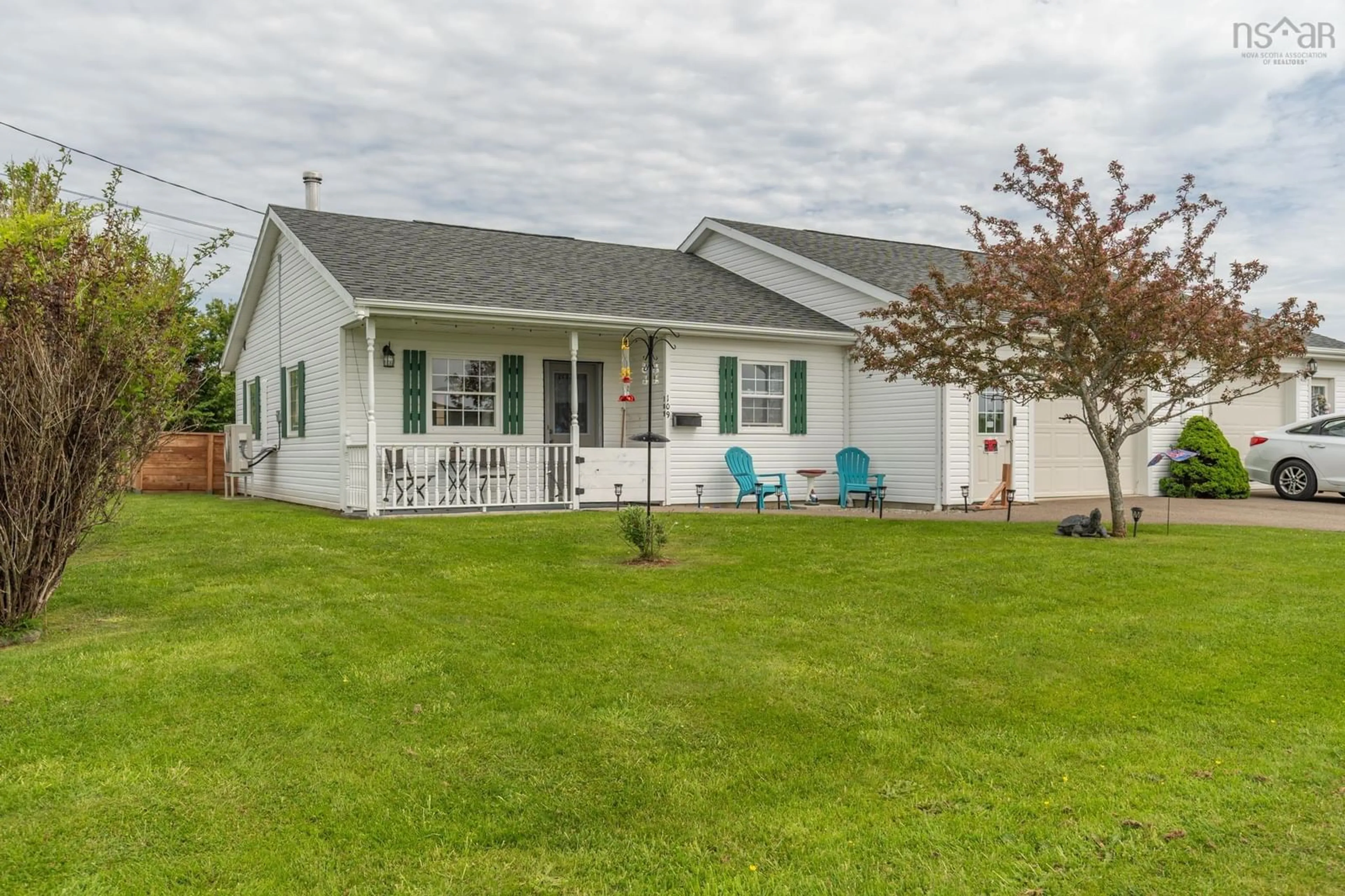 Home with vinyl exterior material, water/lake/river/ocean view for 109 South East St, Yarmouth Nova Scotia B5A 3P9
