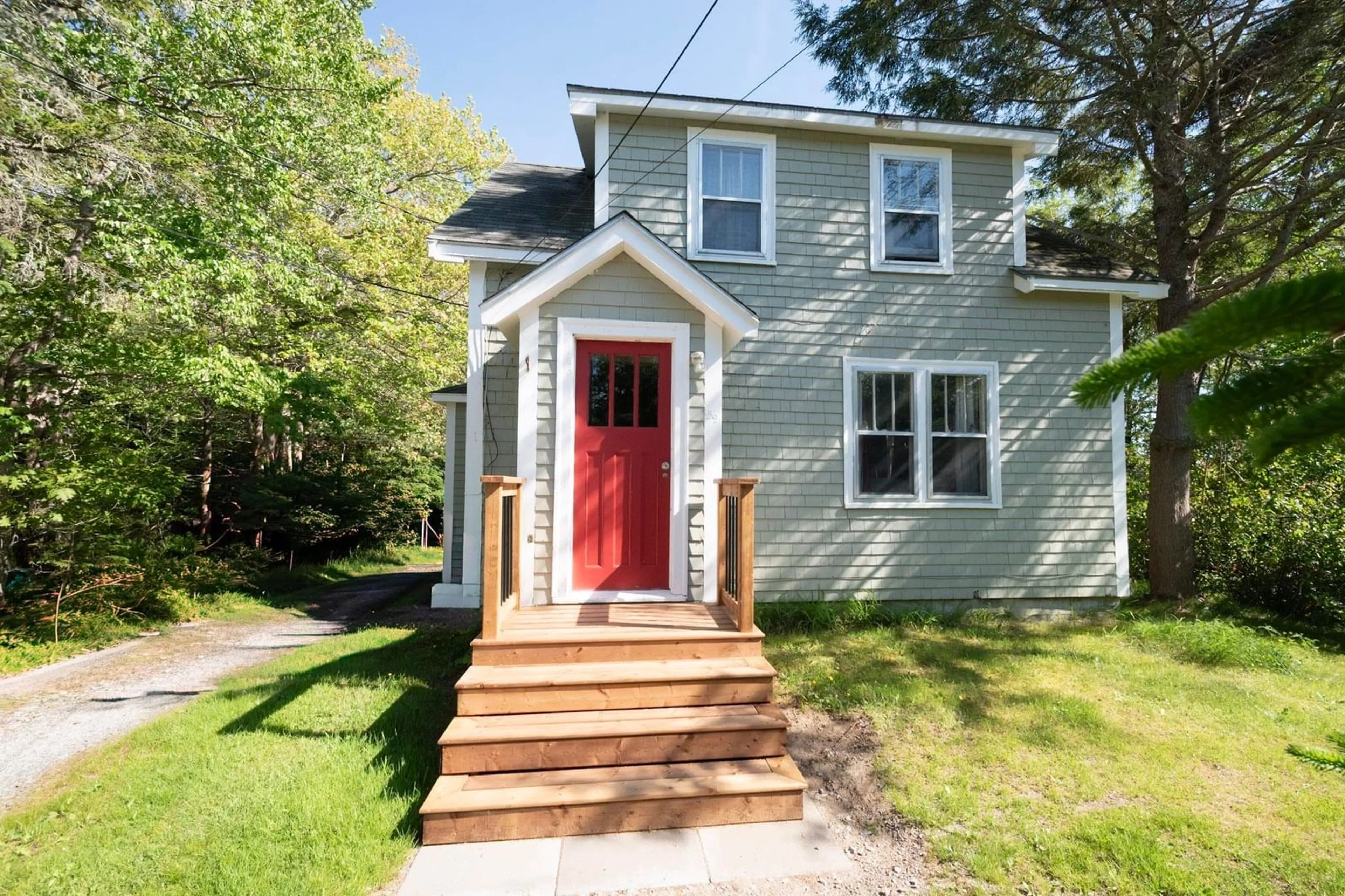 Home with vinyl exterior material, street for 159 King St St, Shelburne Nova Scotia B0T 1W0
