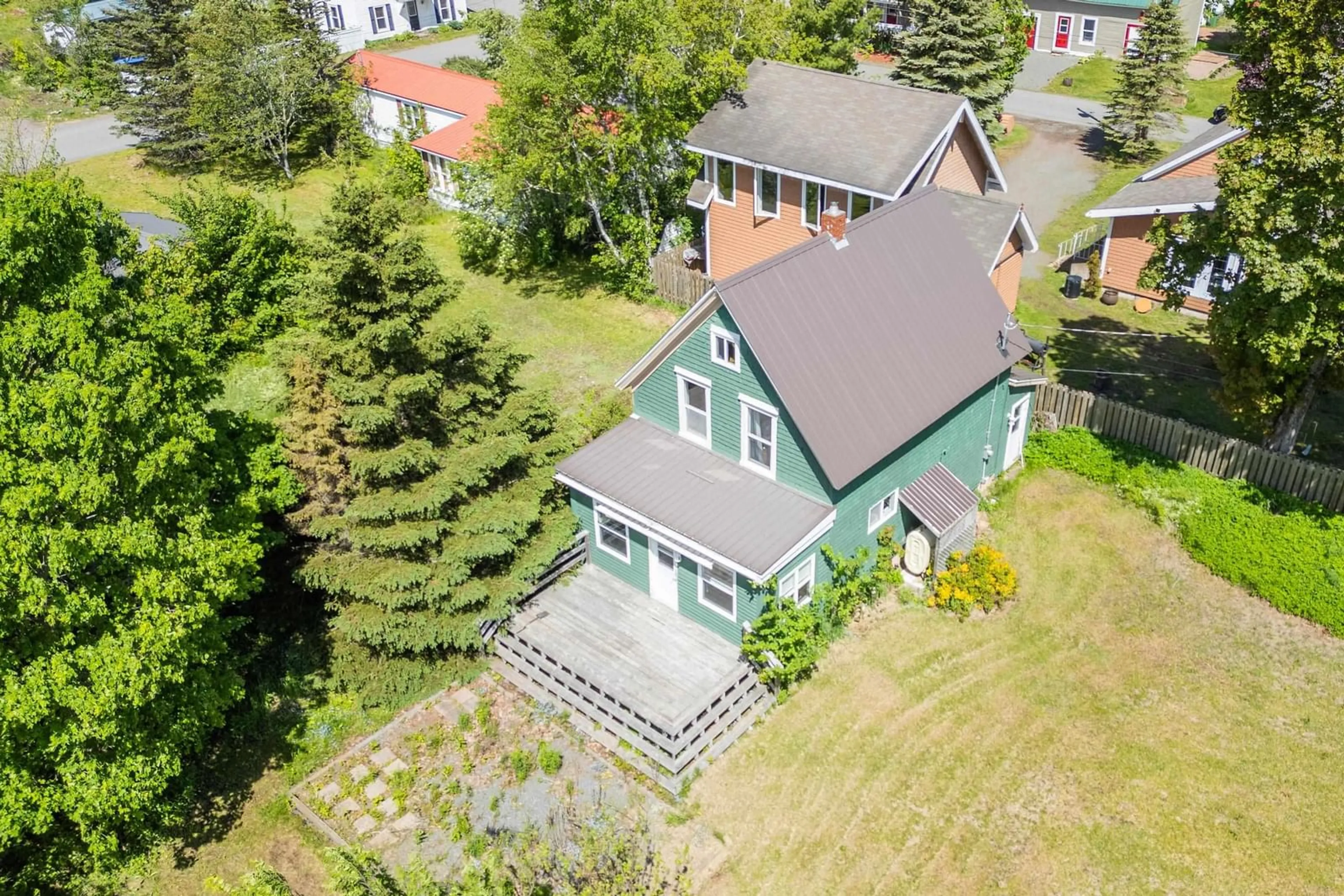 A pic from outside/outdoor area/front of a property/back of a property/a pic from drone, unknown for 1 Moore St, Parrsboro Nova Scotia B0M 1S0
