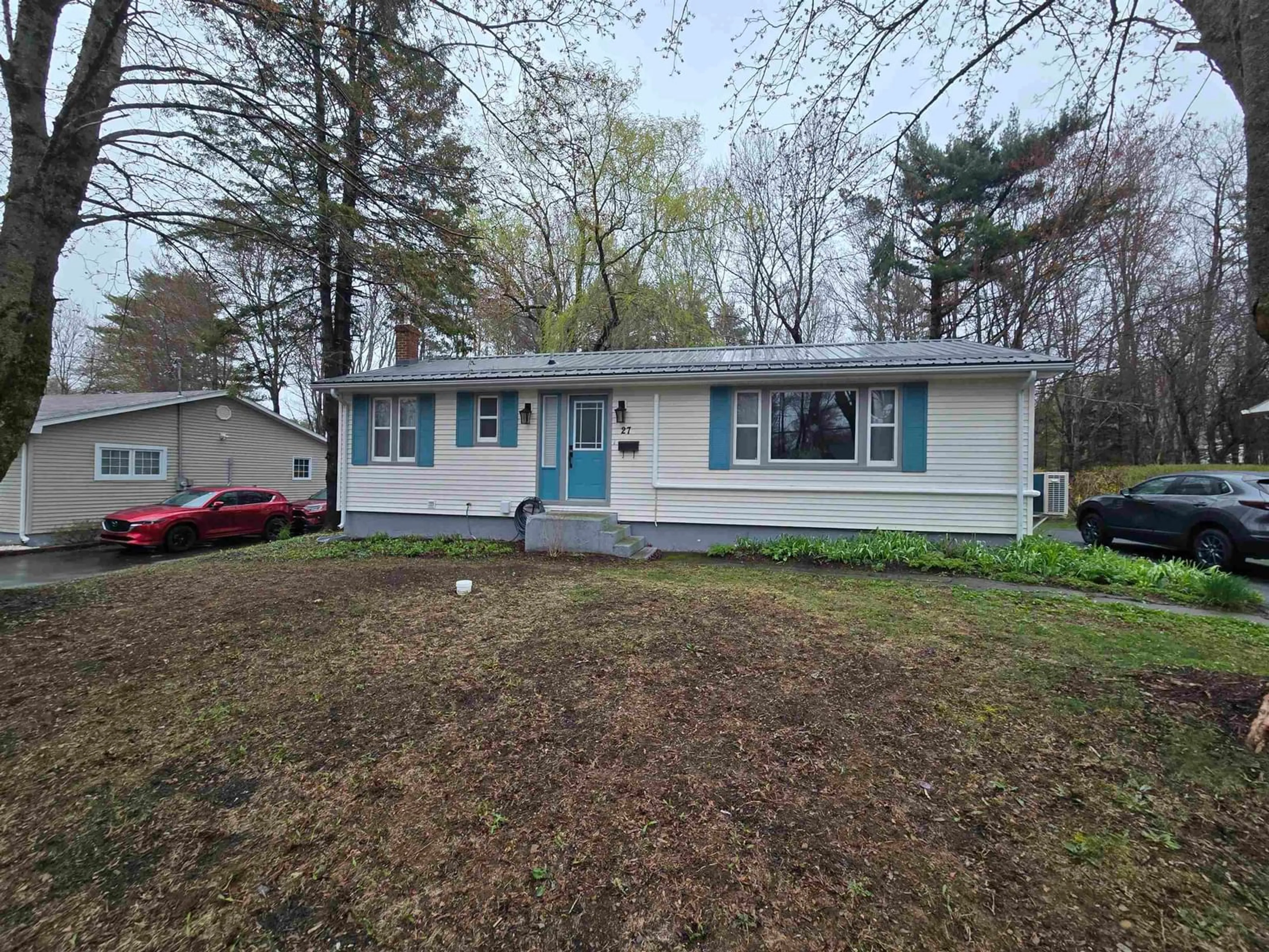 Home with vinyl exterior material, street for 27 Smith Ave, Bridgewater Nova Scotia B4V 1Y2