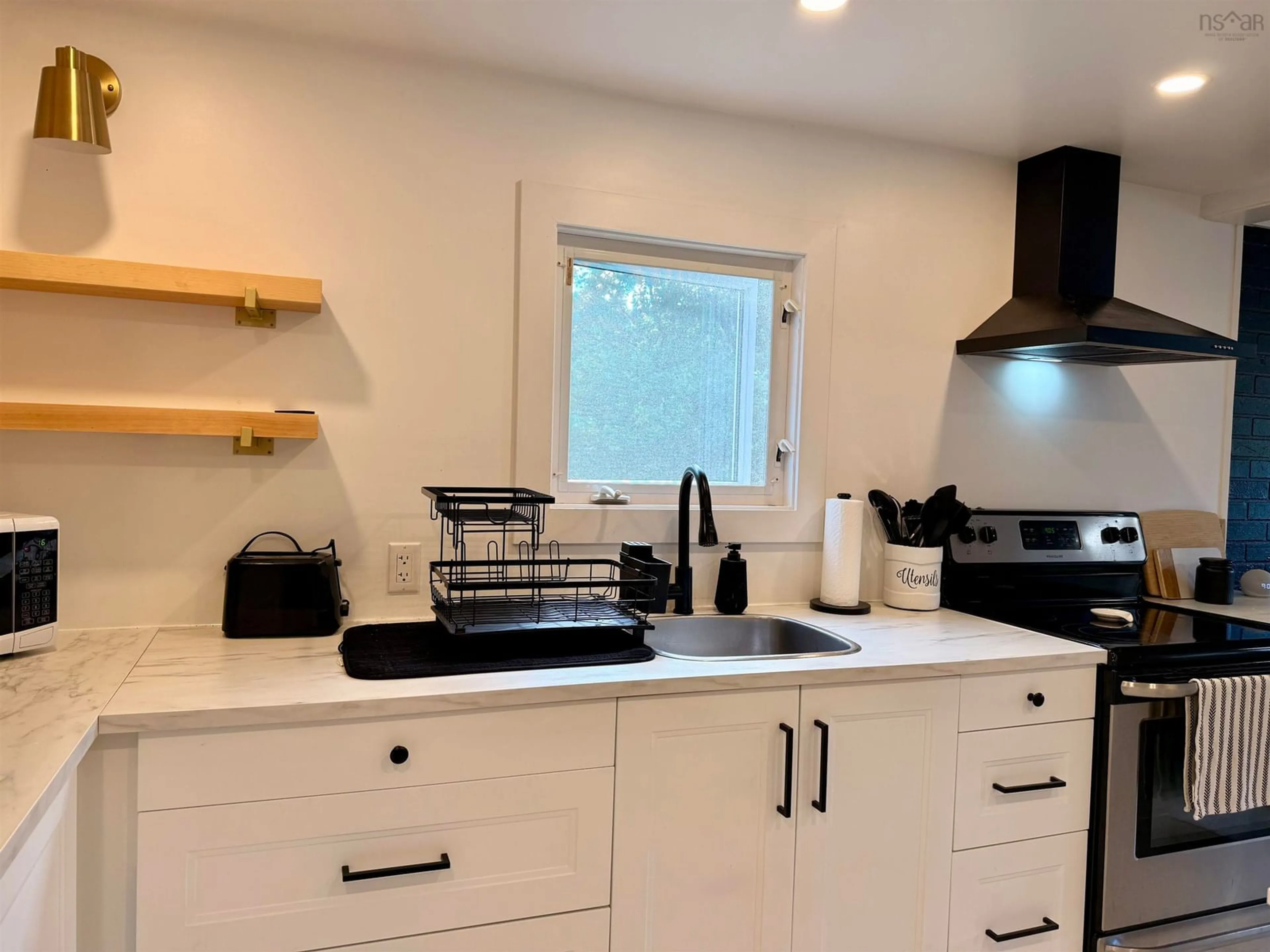 Standard kitchen, unknown for 60 Transvaal St, Shelburne Nova Scotia B0T 1W0