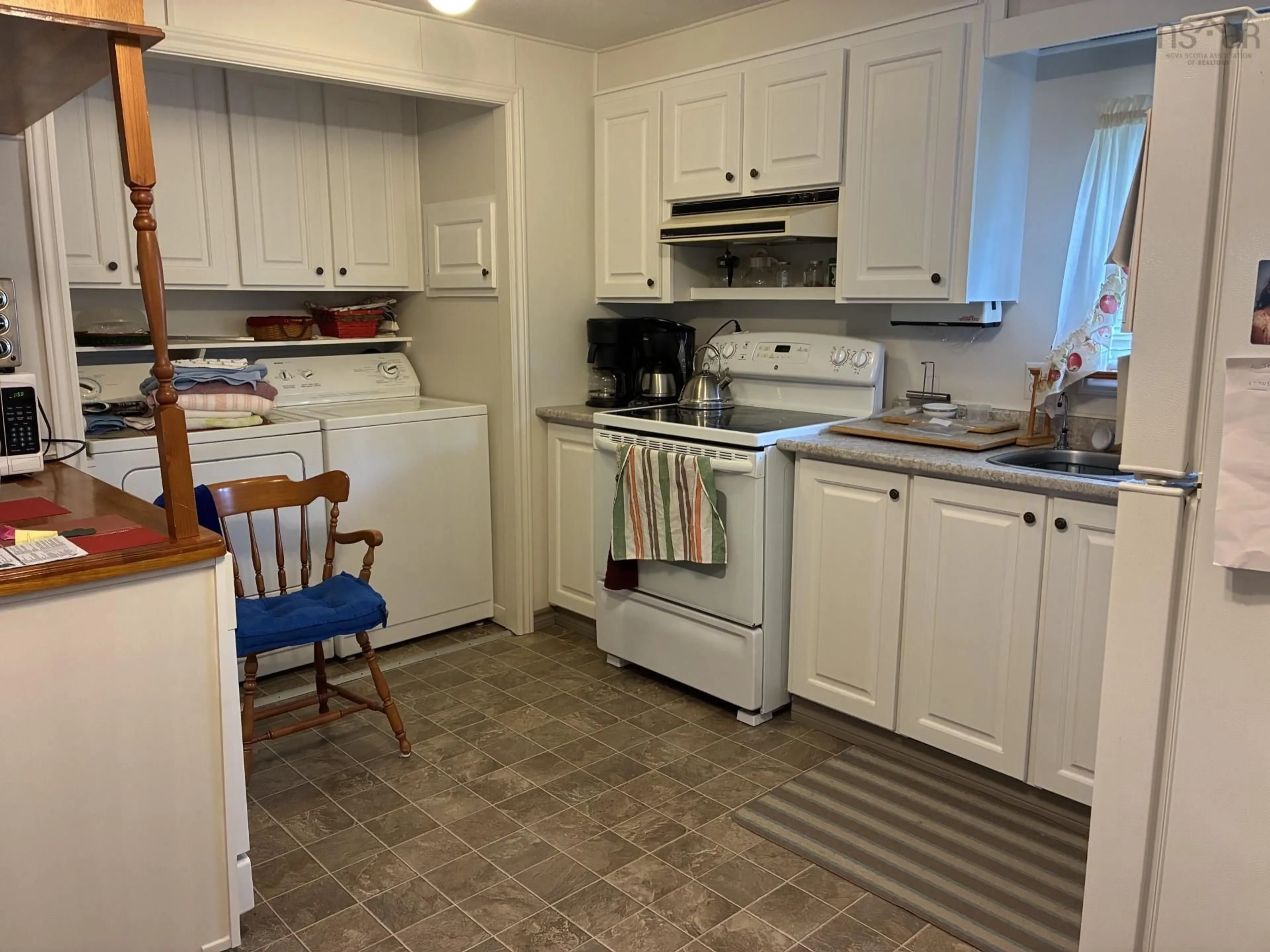 Standard kitchen, unknown for 178 Twining, Baddeck Nova Scotia B0E 1B0