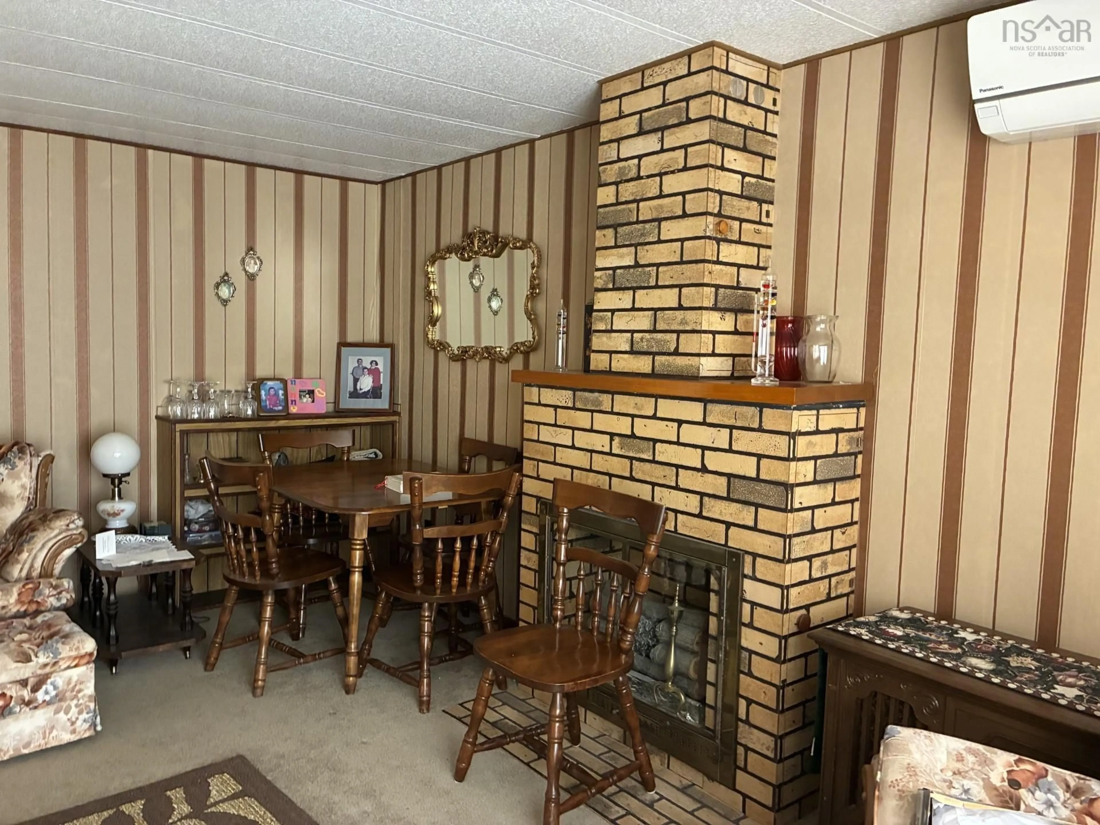 Dining room, unknown for 178 Twining, Baddeck Nova Scotia B0E 1B0