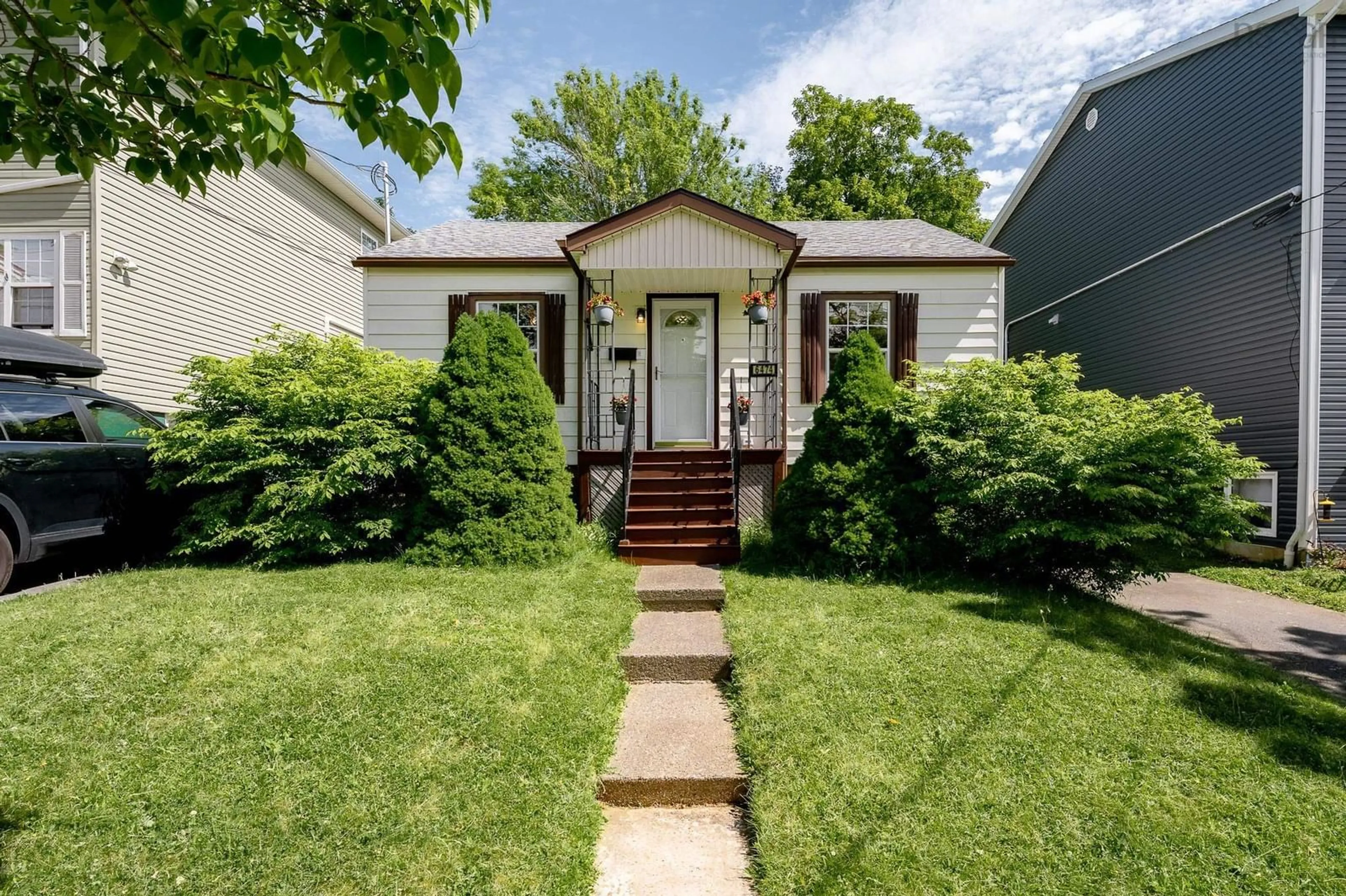 Home with vinyl exterior material, street for 6474 Roslyn Road, Halifax Nova Scotia B3L 2M7