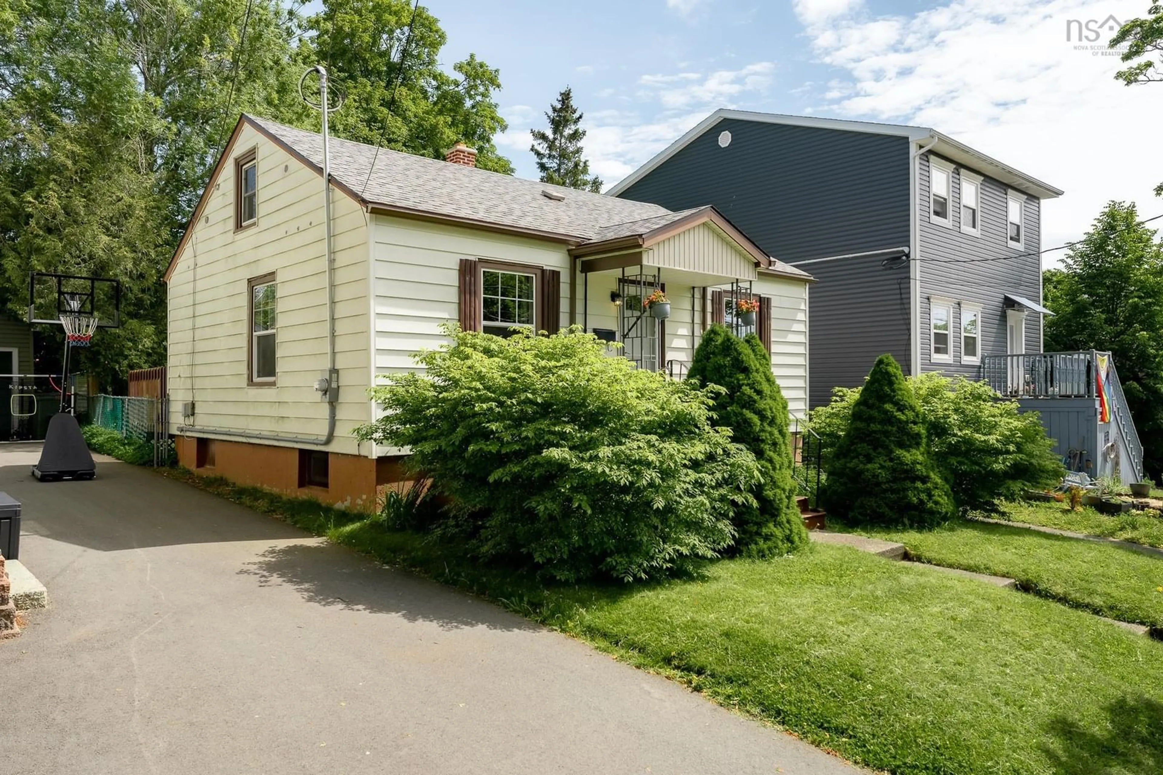 Home with vinyl exterior material, street for 6474 Roslyn Road, Halifax Nova Scotia B3L 2M7