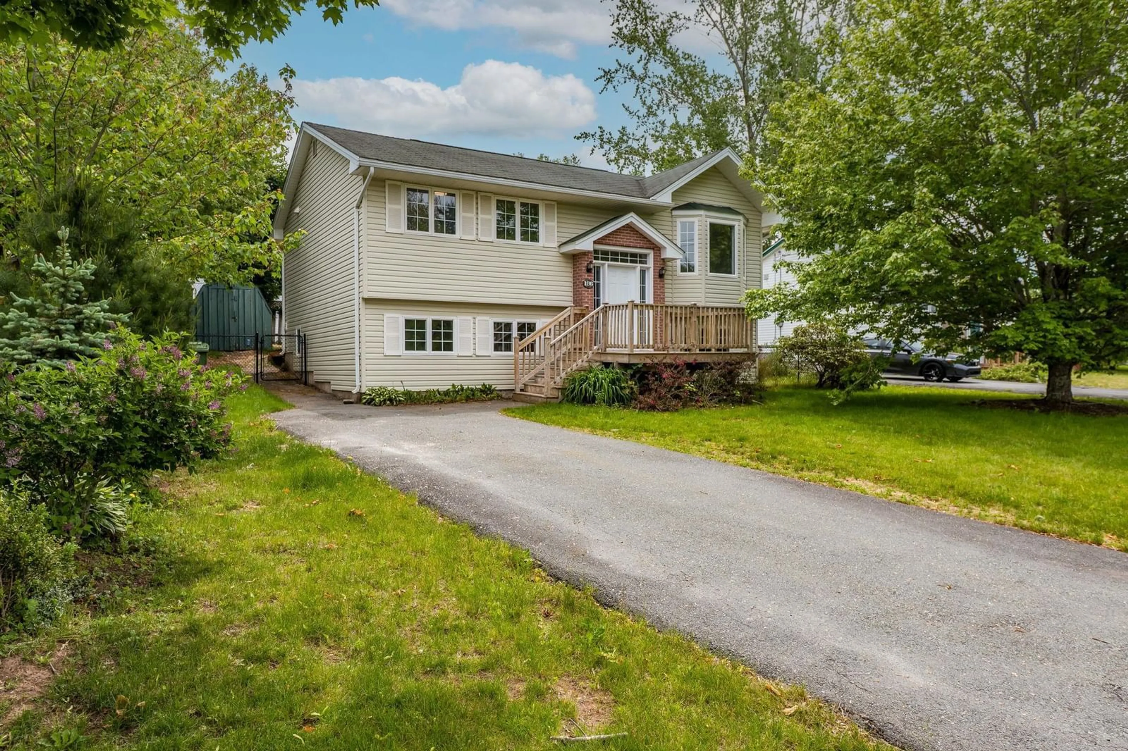 A pic from outside/outdoor area/front of a property/back of a property/a pic from drone, street for 186 Avenue Du Portage, Dartmouth Nova Scotia B2X 3S3