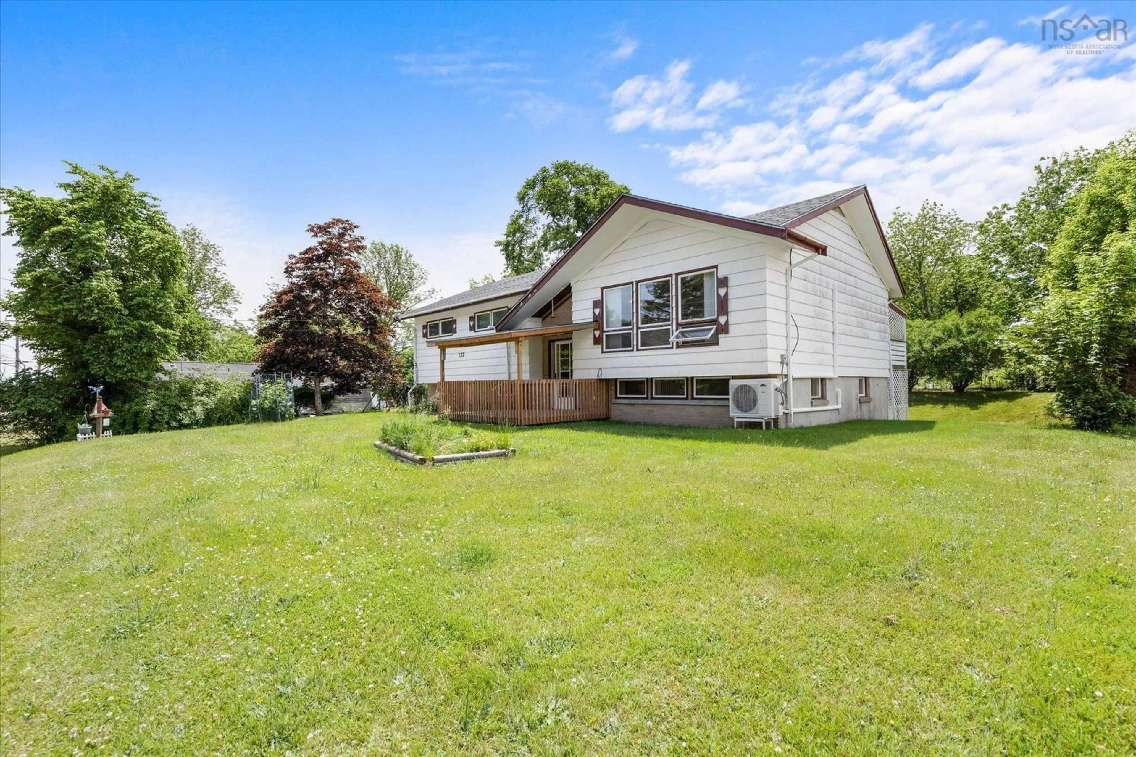 A pic from outside/outdoor area/front of a property/back of a property/a pic from drone, unknown for 133 Hammond St, Shelburne Nova Scotia B0T 1W0