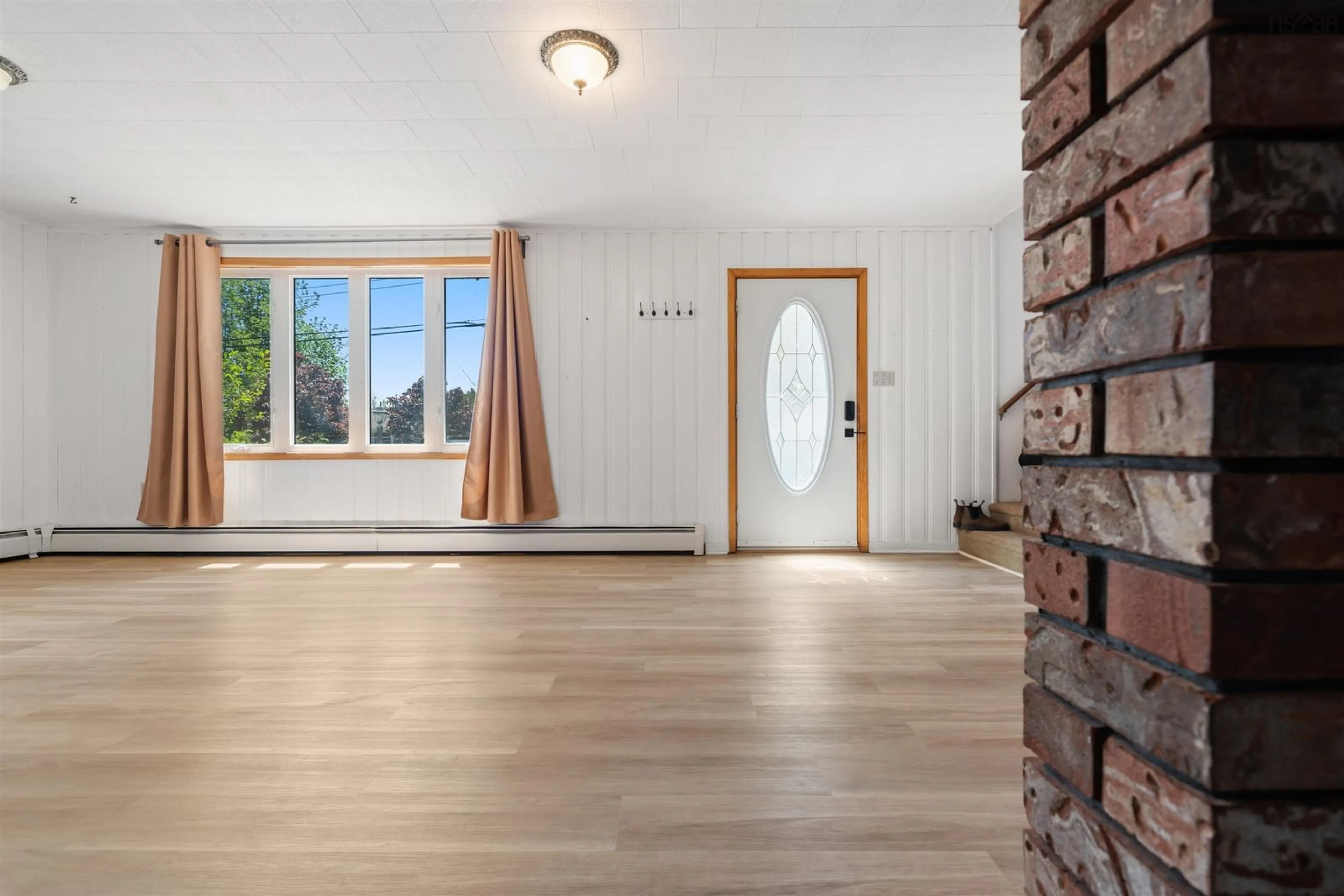 Indoor entryway for 163 York St, New Glasgow Nova Scotia B2H 5L5