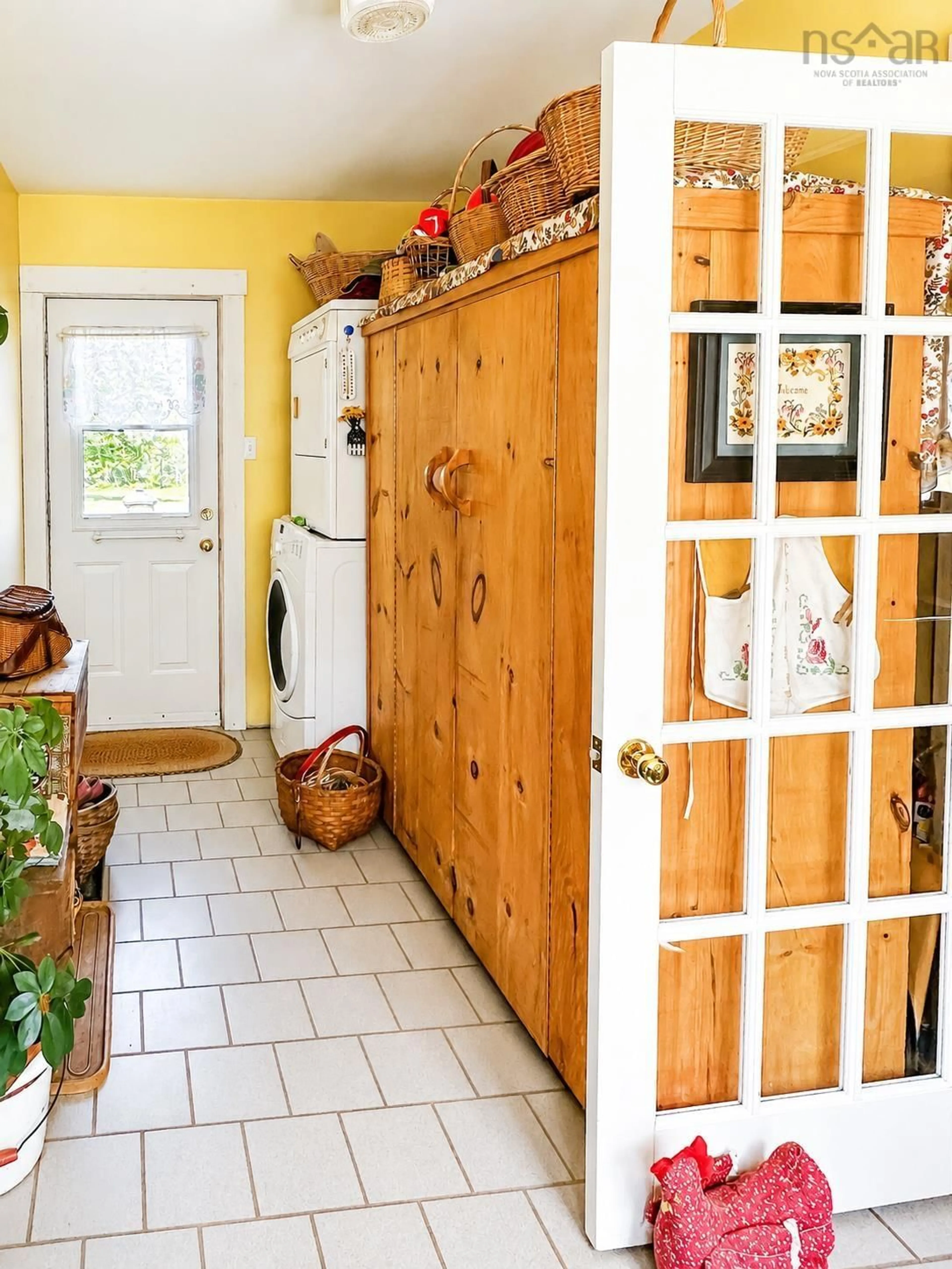 Indoor entryway for 1709 Crisp Rd, South Williamston Nova Scotia B0S 1M0